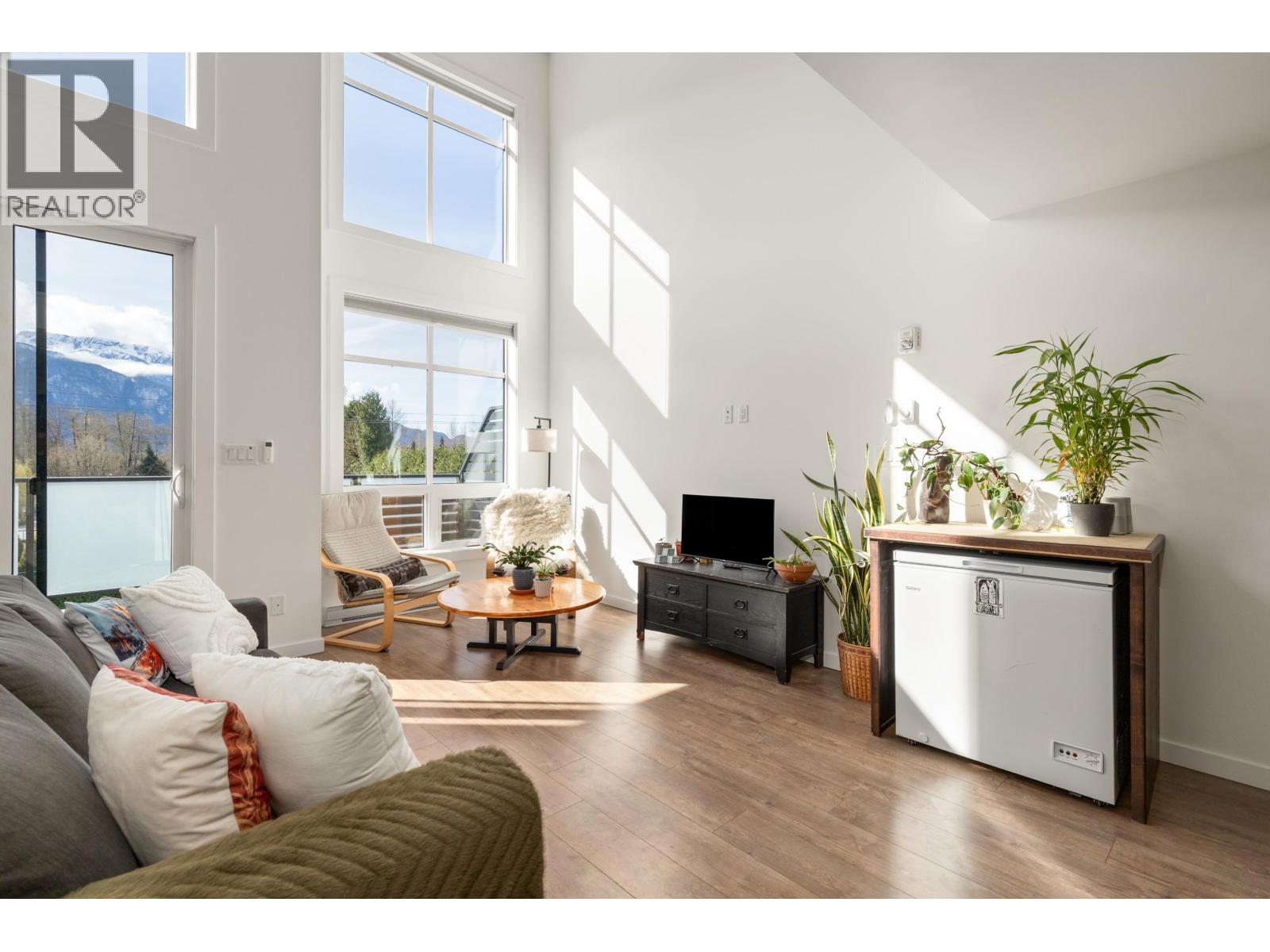 204 39767 GOVERNMENT ROAD, Squamish