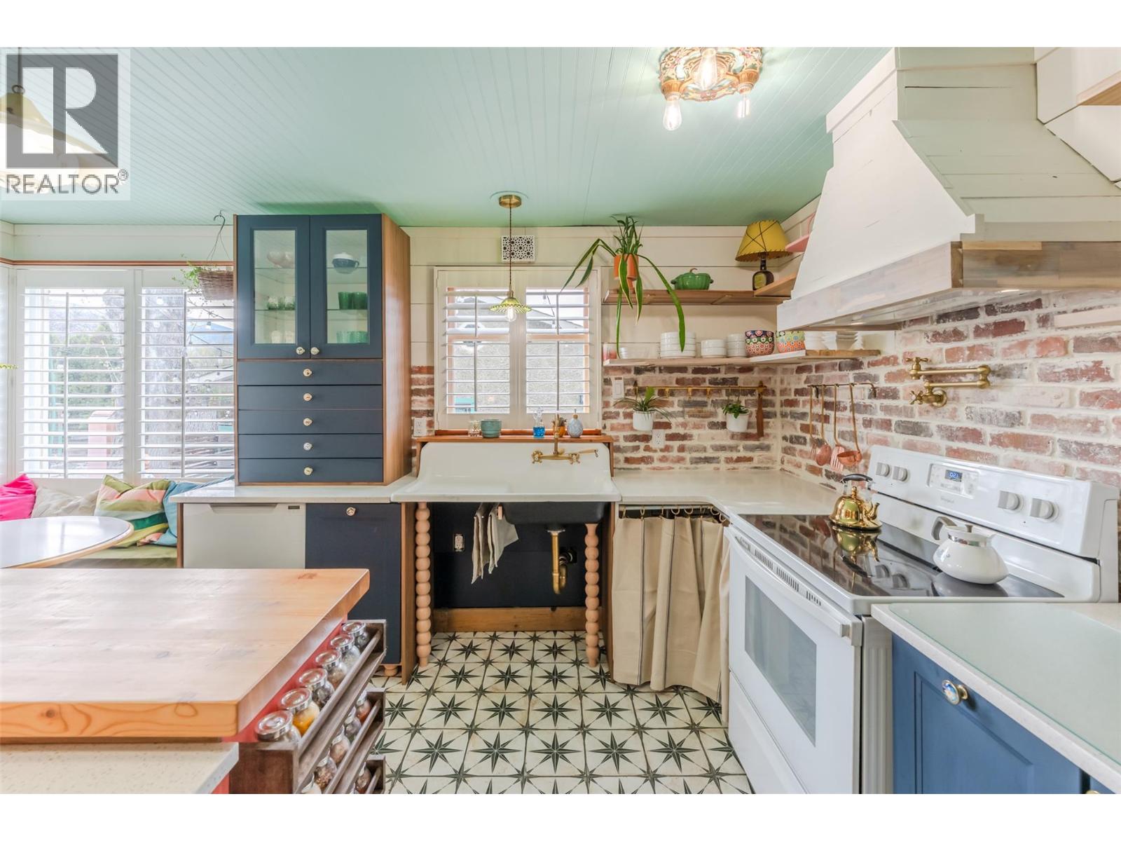 100 HUTH Avenue, Penticton