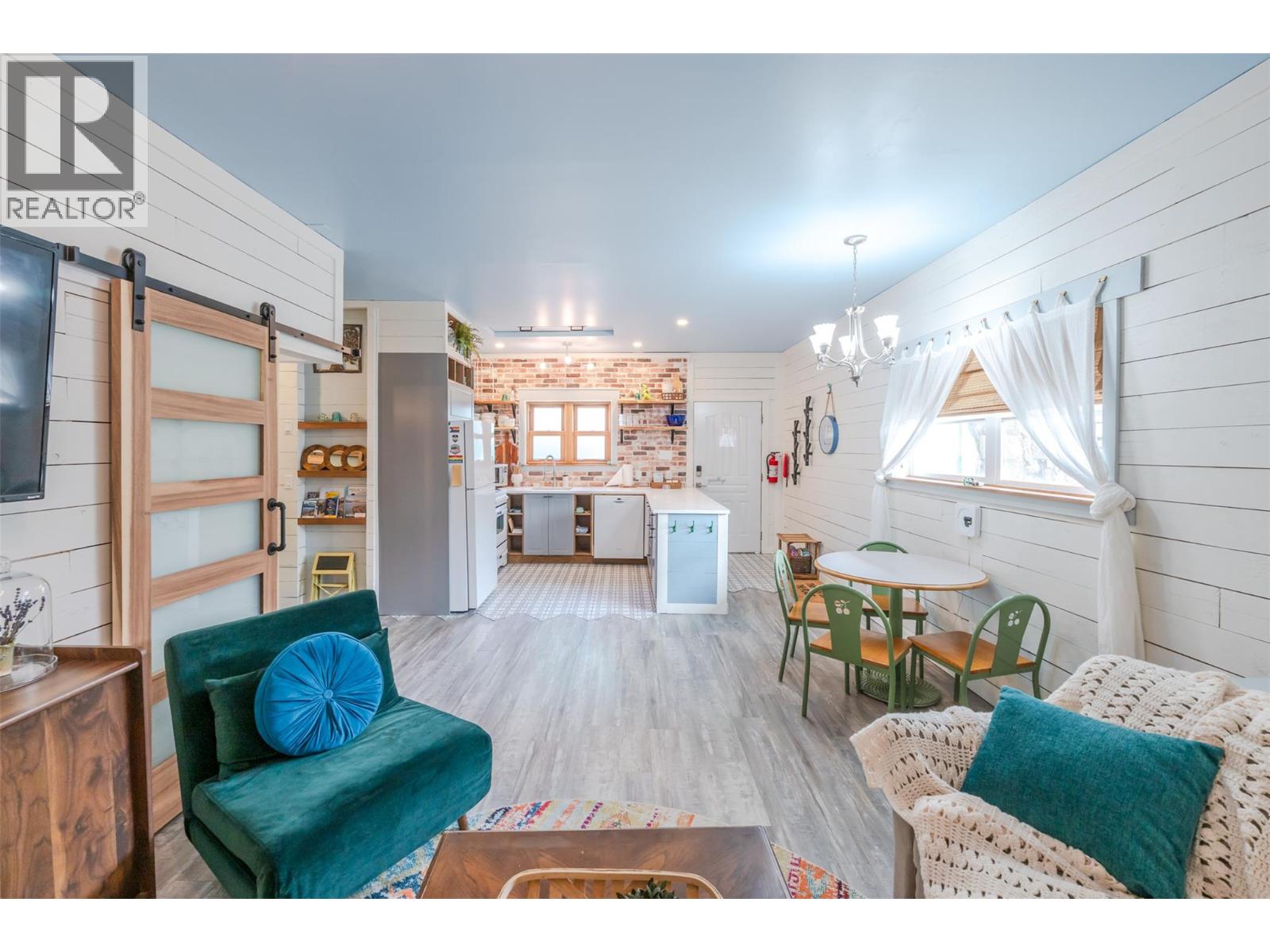 100 HUTH Avenue, Penticton