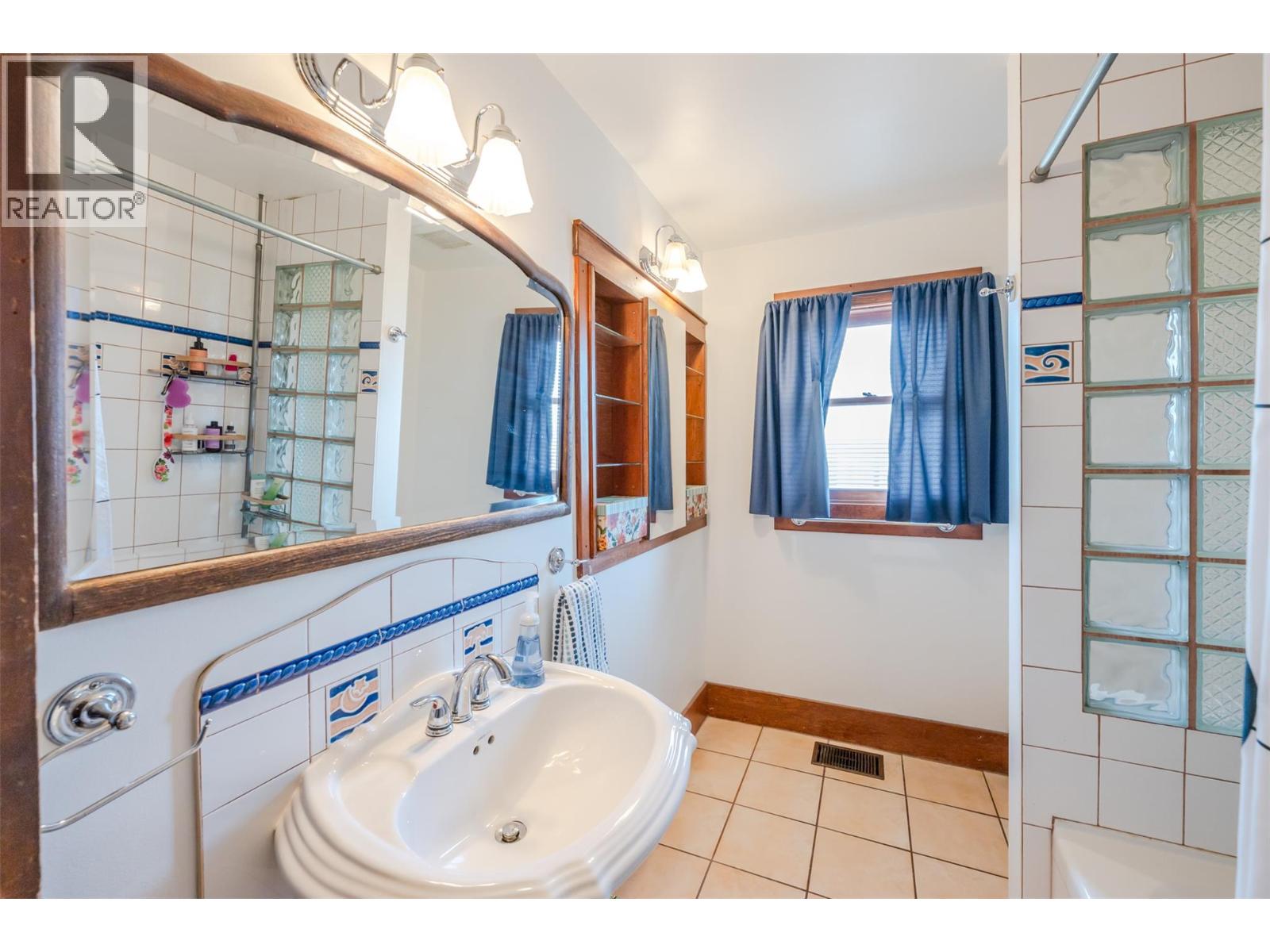 100 HUTH Avenue, Penticton