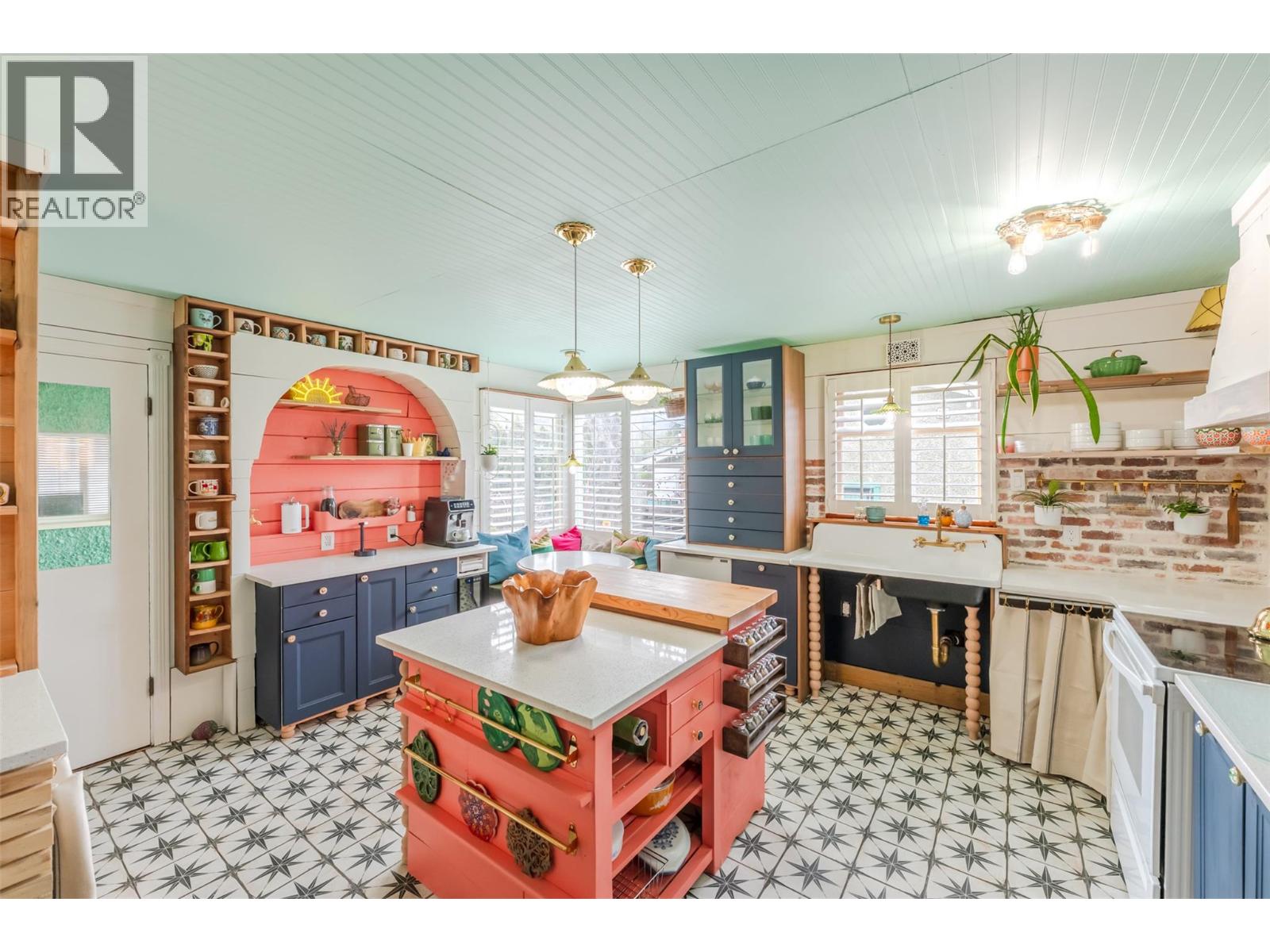 100 HUTH Avenue, Penticton