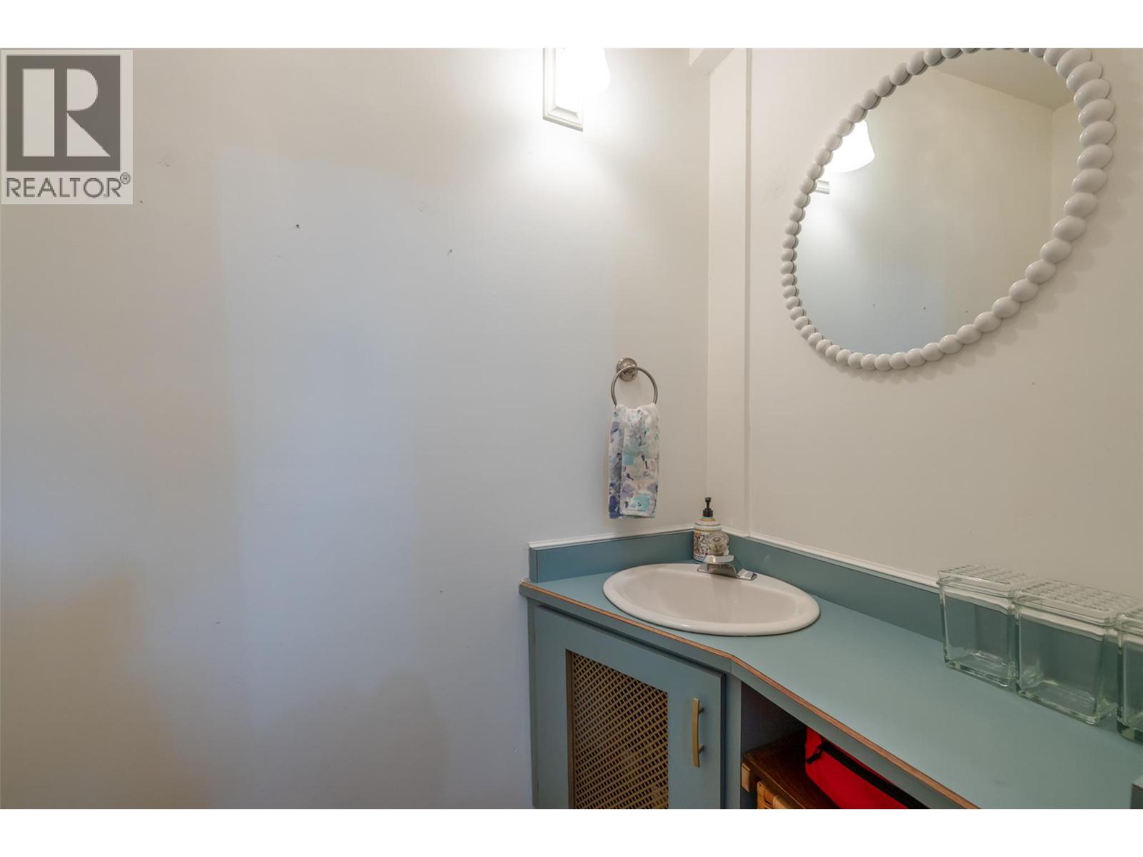 100 HUTH Avenue, Penticton