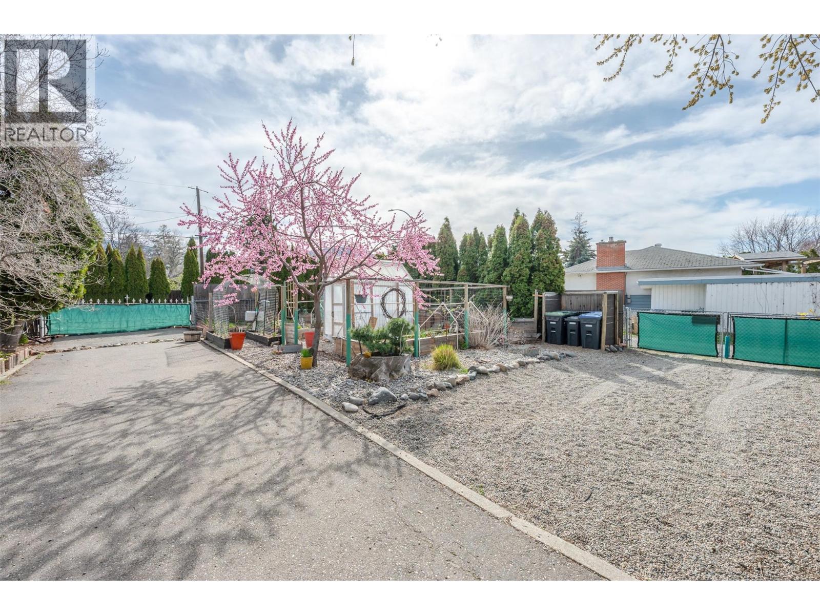 100 HUTH Avenue, Penticton