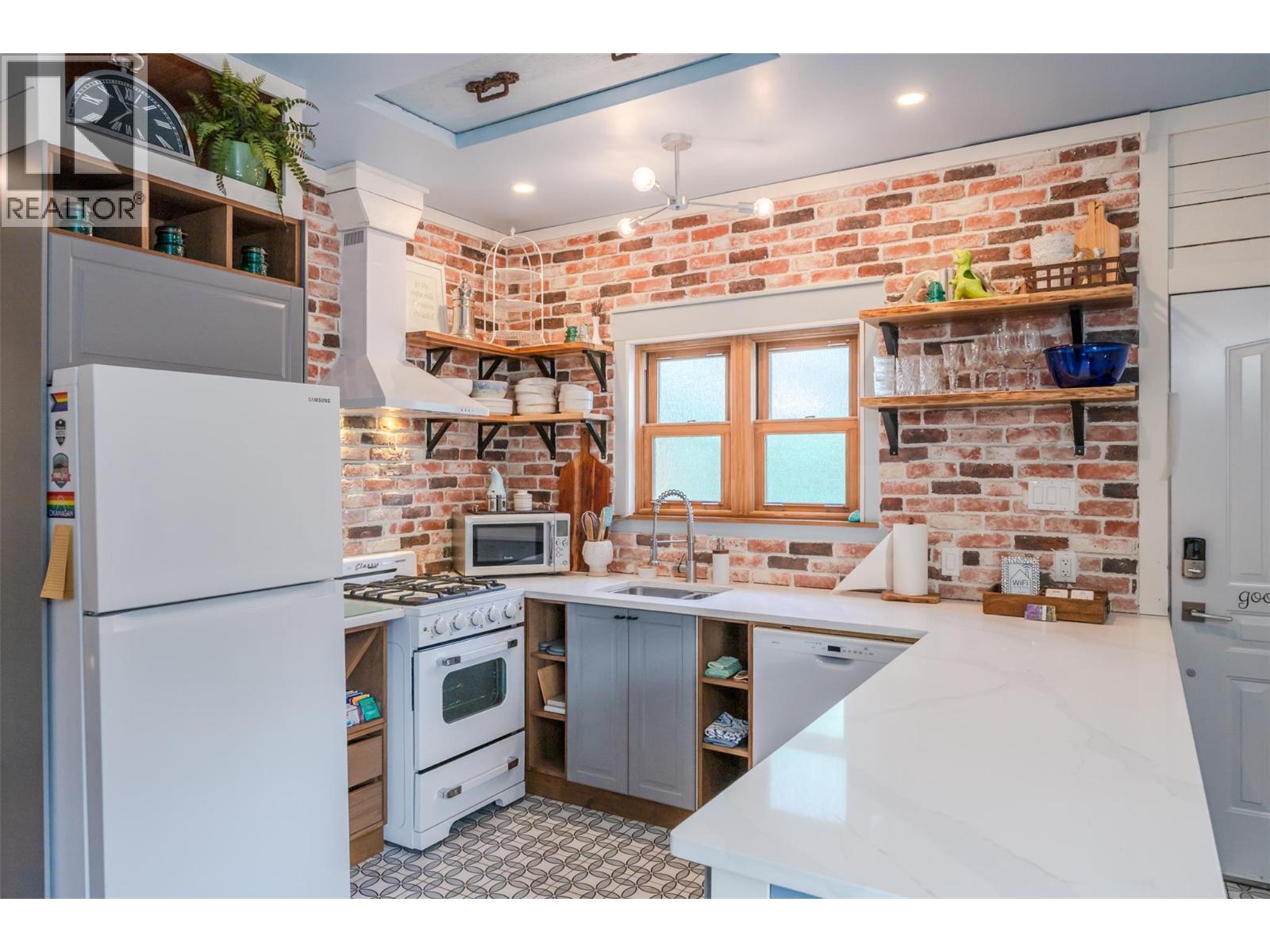 100 HUTH Avenue, Penticton