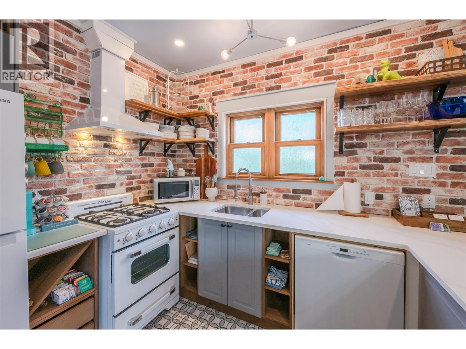 100 HUTH Avenue, Penticton