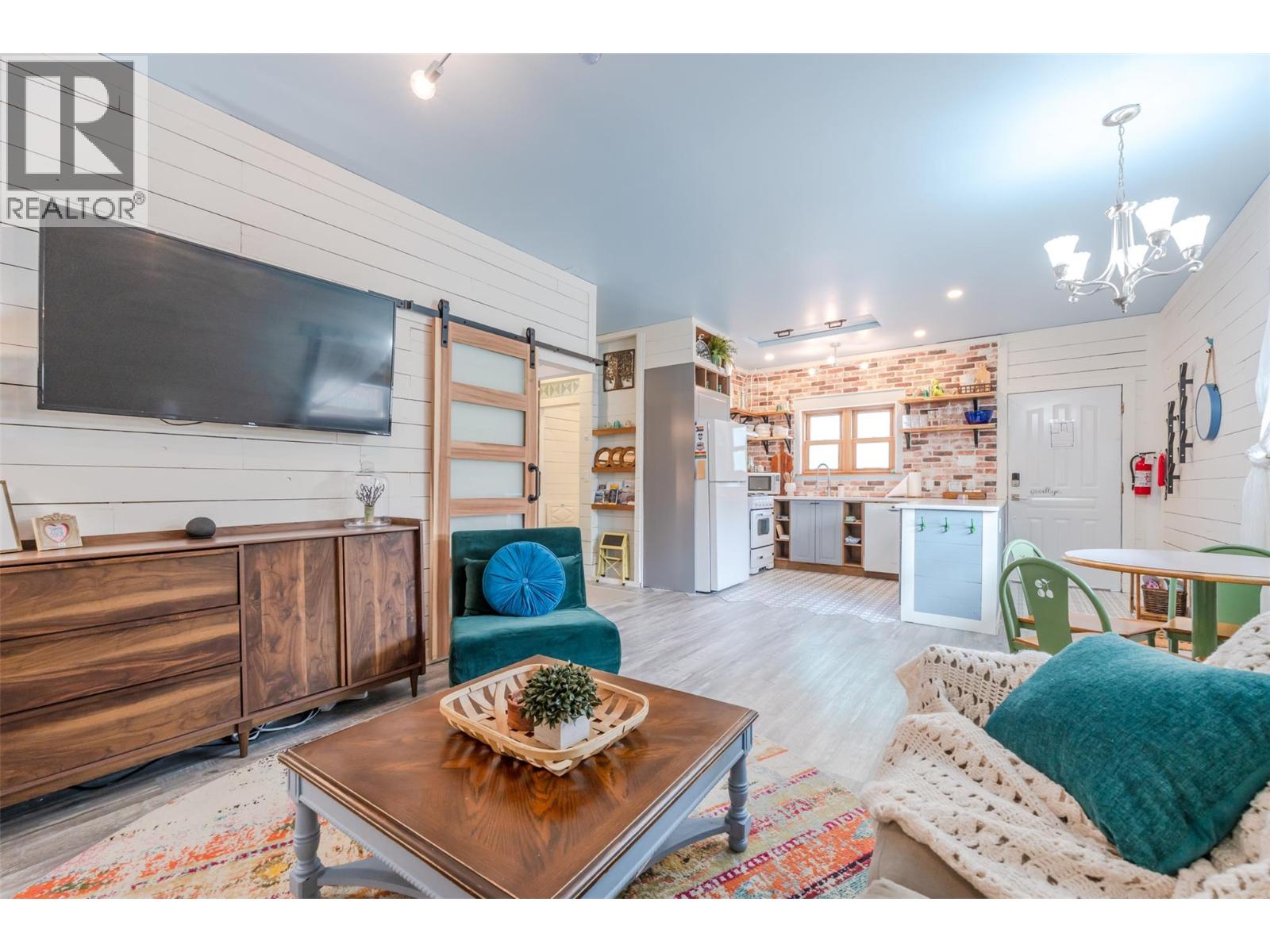 100 HUTH Avenue, Penticton