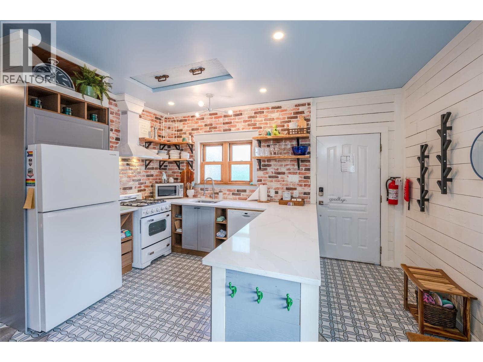 100 HUTH Avenue, Penticton