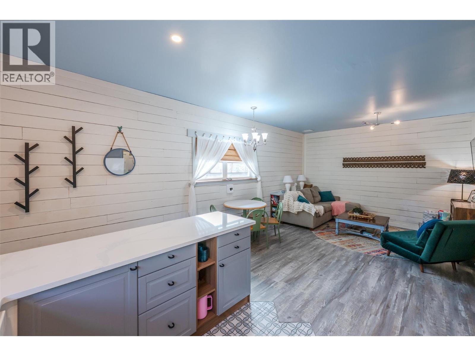 100 HUTH Avenue, Penticton