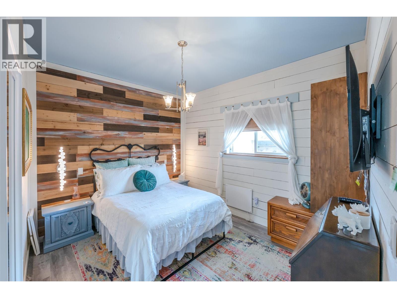 100 HUTH Avenue, Penticton