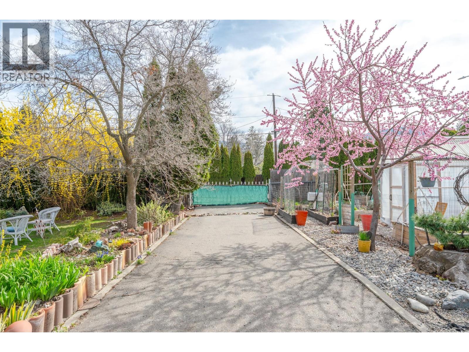 100 HUTH Avenue, Penticton