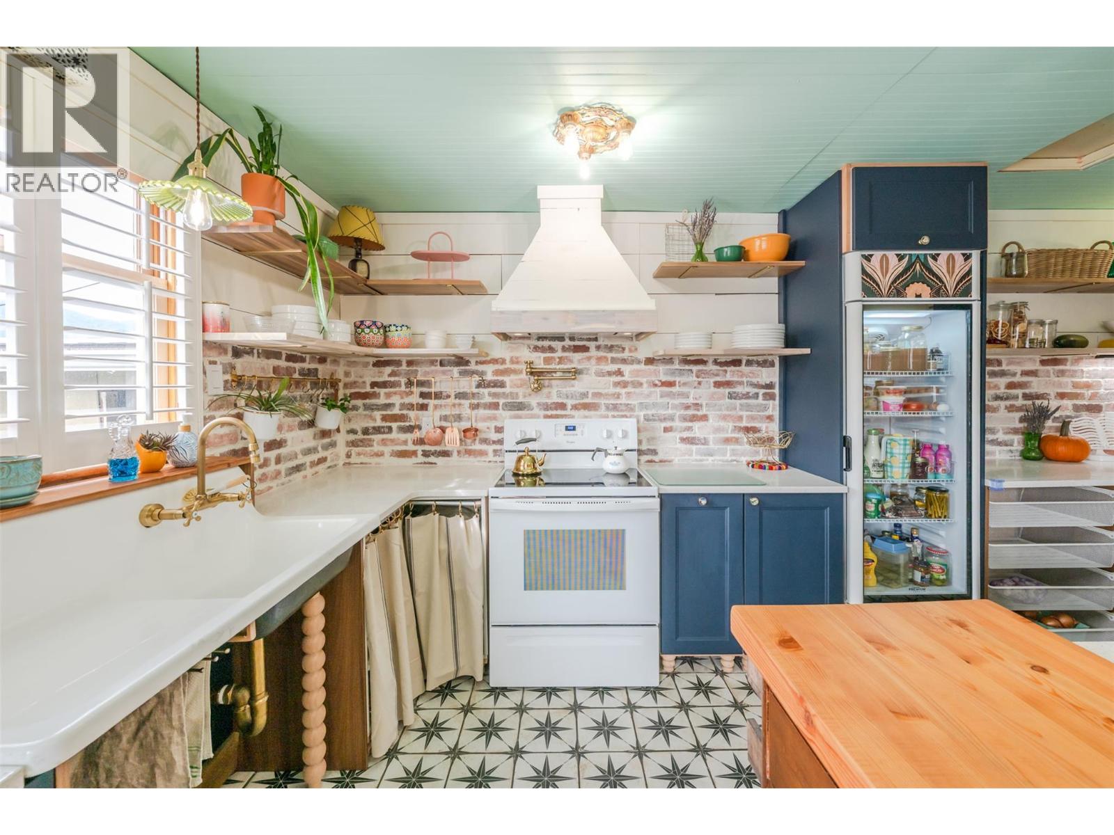 100 HUTH Avenue, Penticton