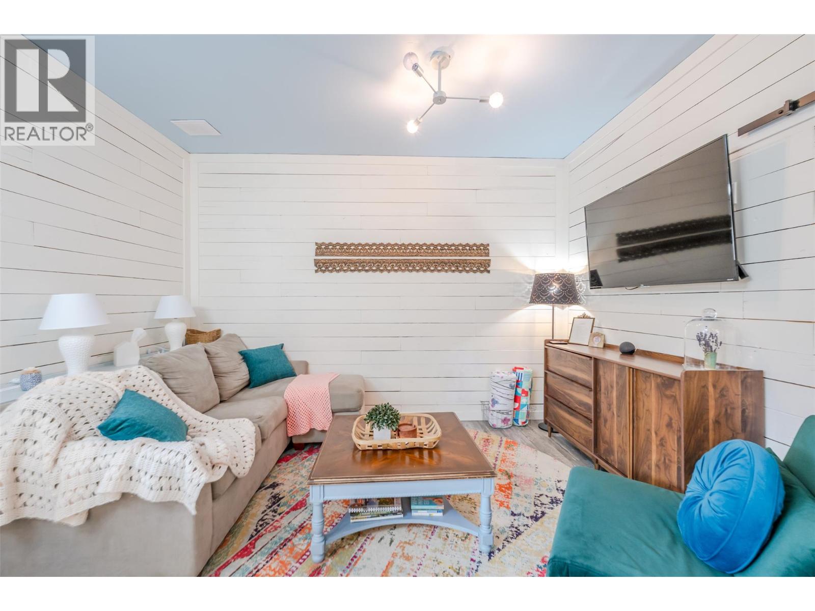 100 HUTH Avenue, Penticton