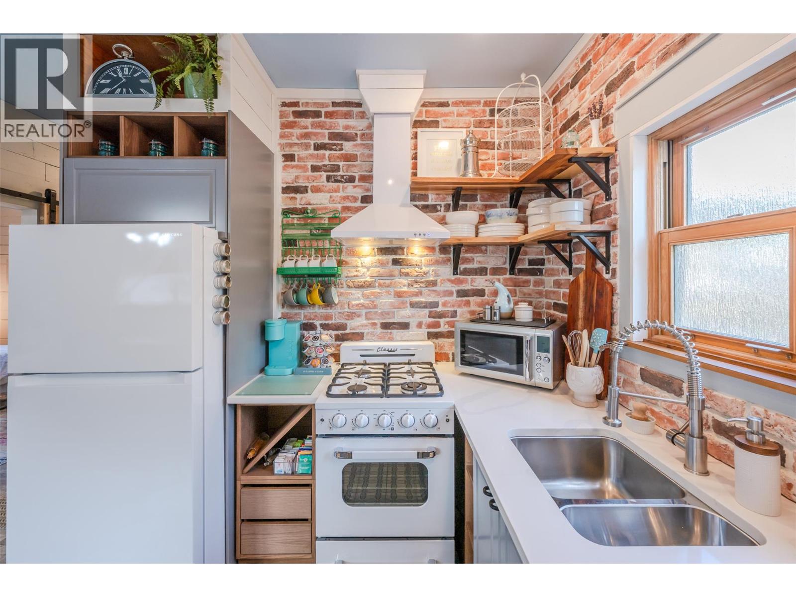 100 HUTH Avenue, Penticton