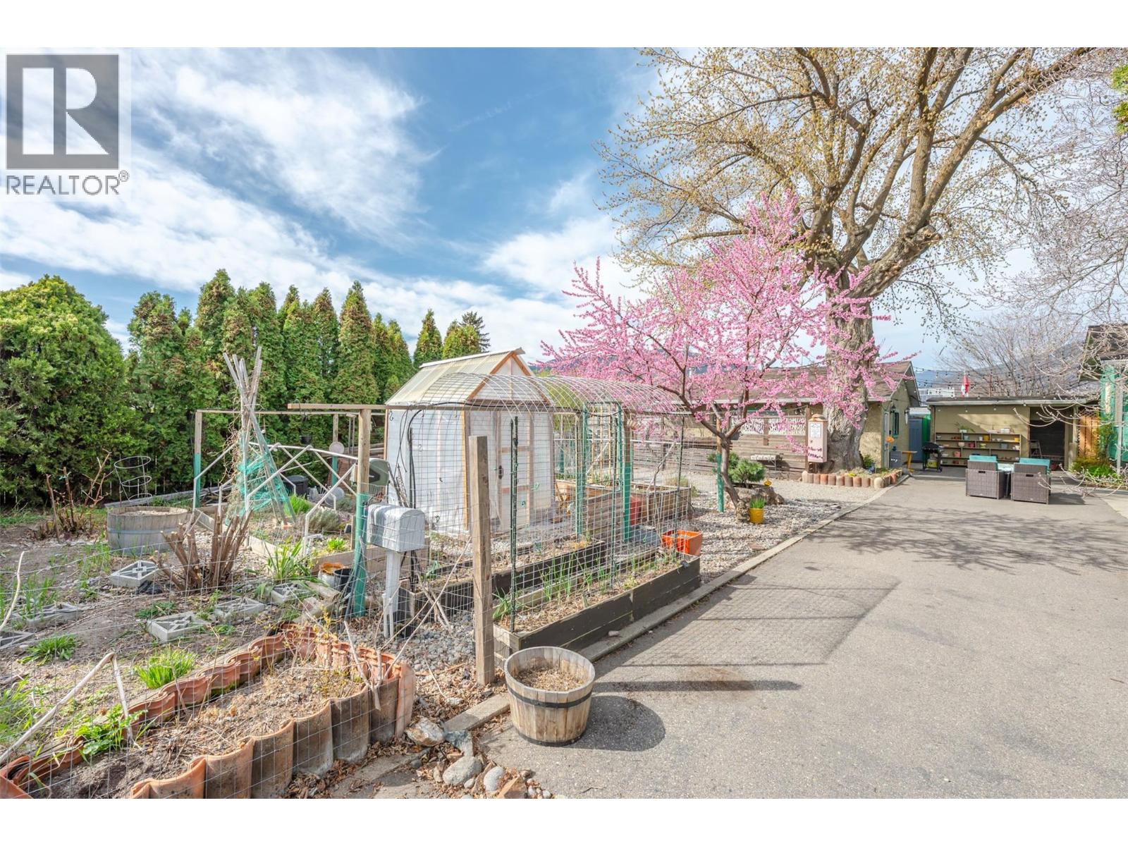 100 HUTH Avenue, Penticton