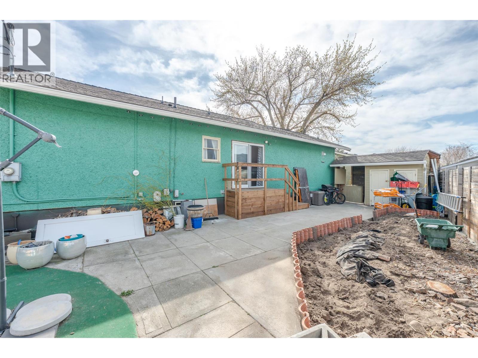 100 HUTH Avenue, Penticton