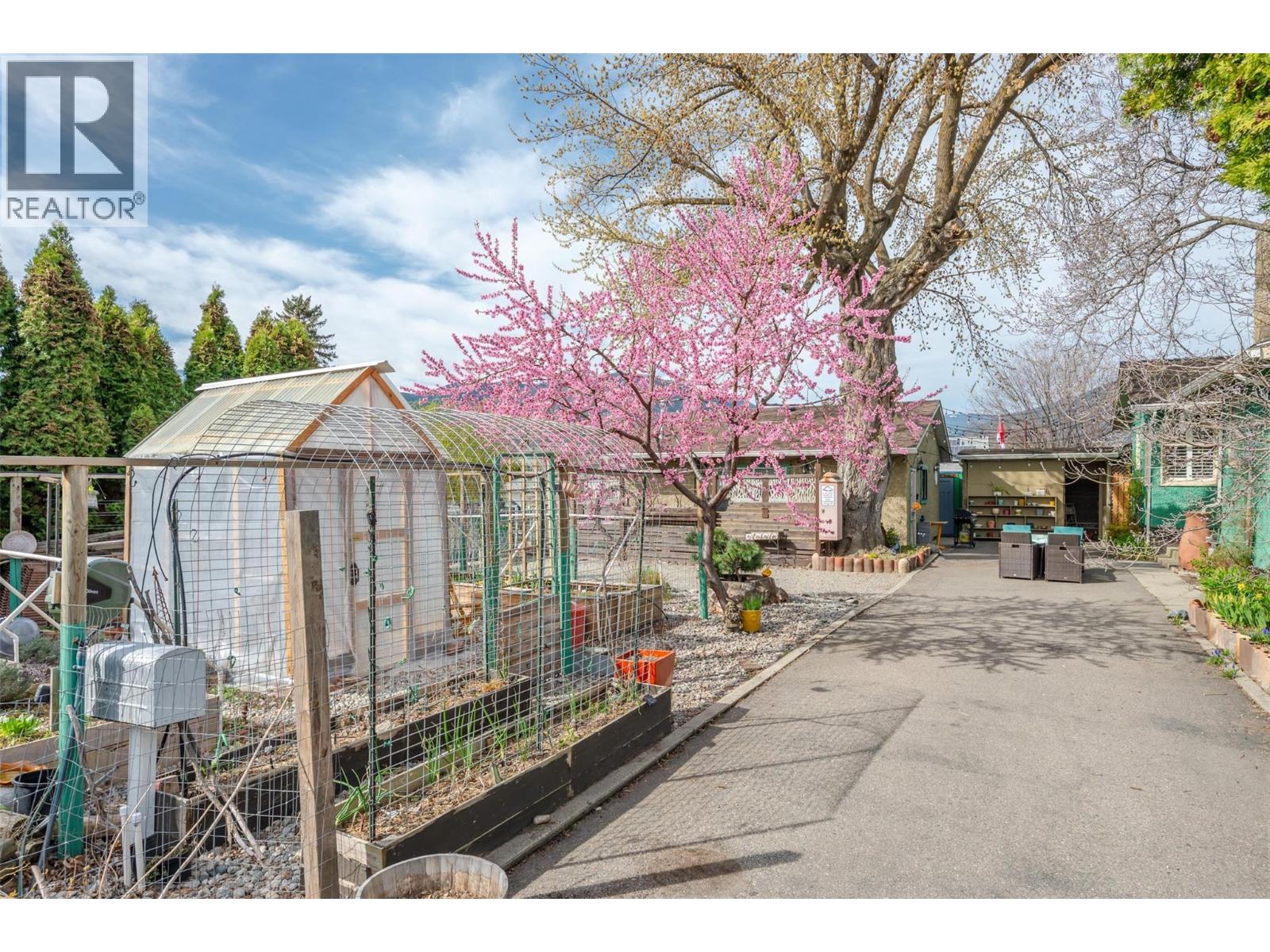 100 HUTH Avenue, Penticton