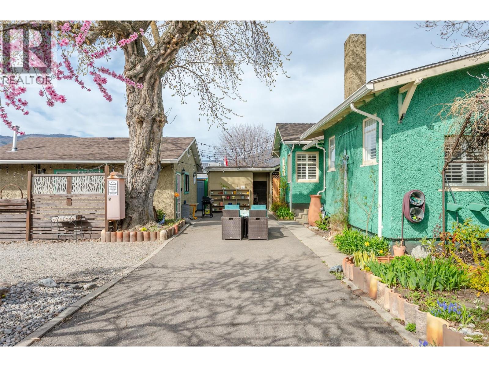 100 HUTH Avenue, Penticton