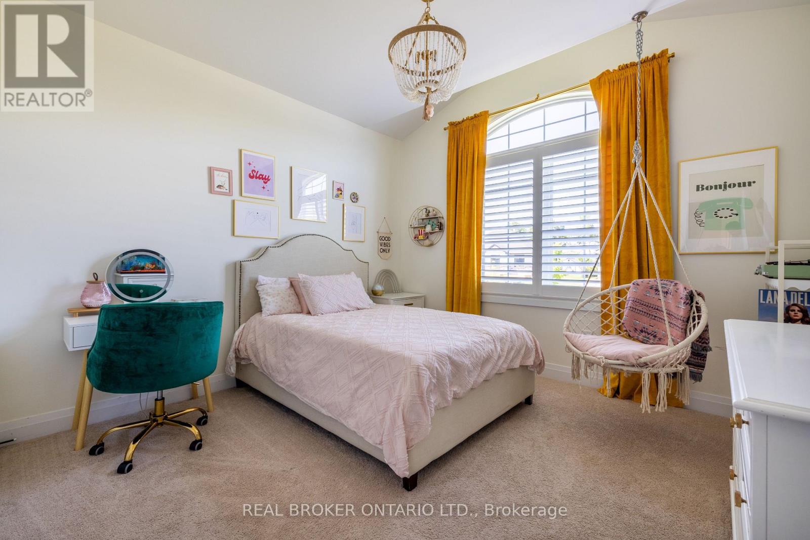 19 CHESLOCK CRESCENT - 19