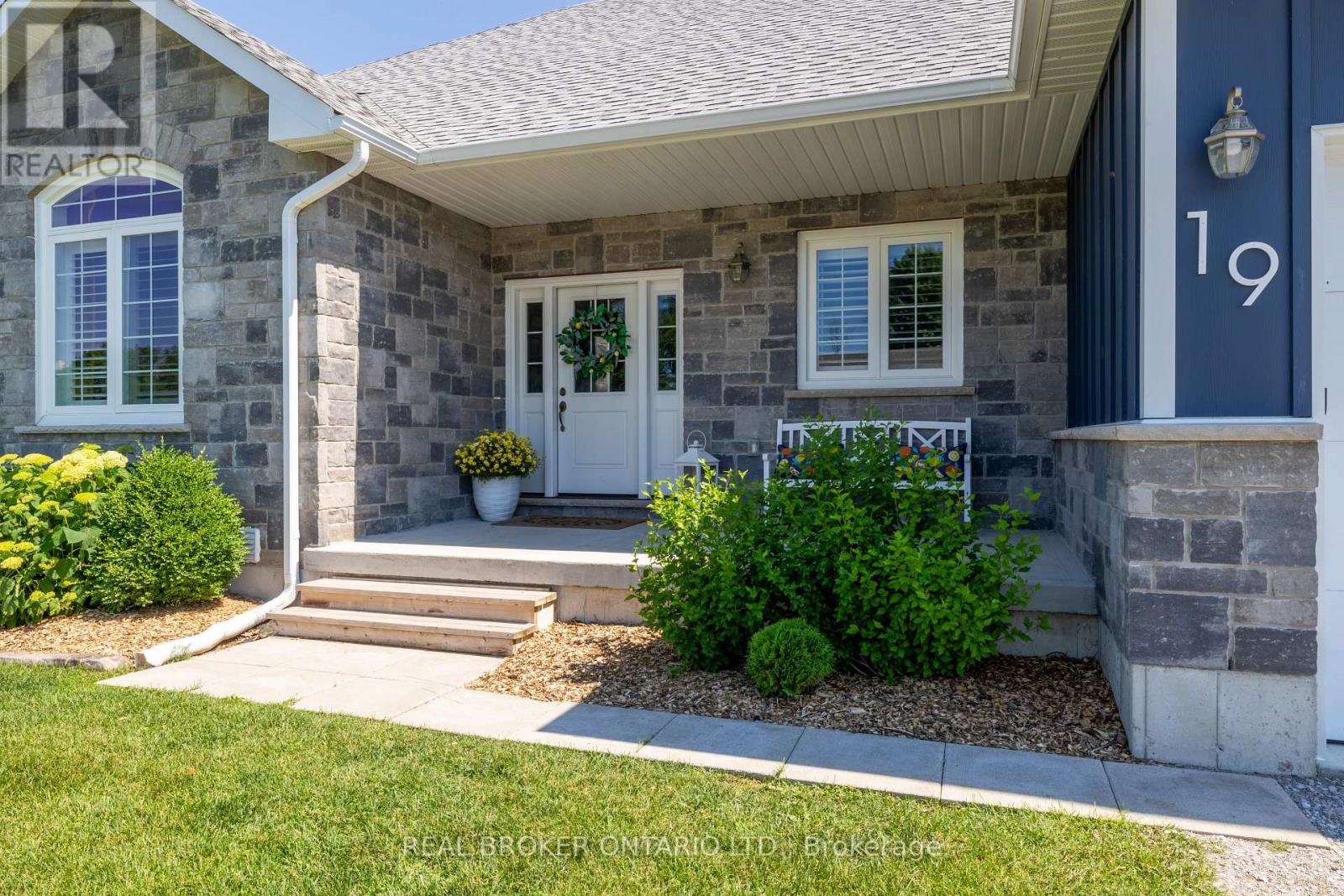 19 CHESLOCK CRESCENT - 2