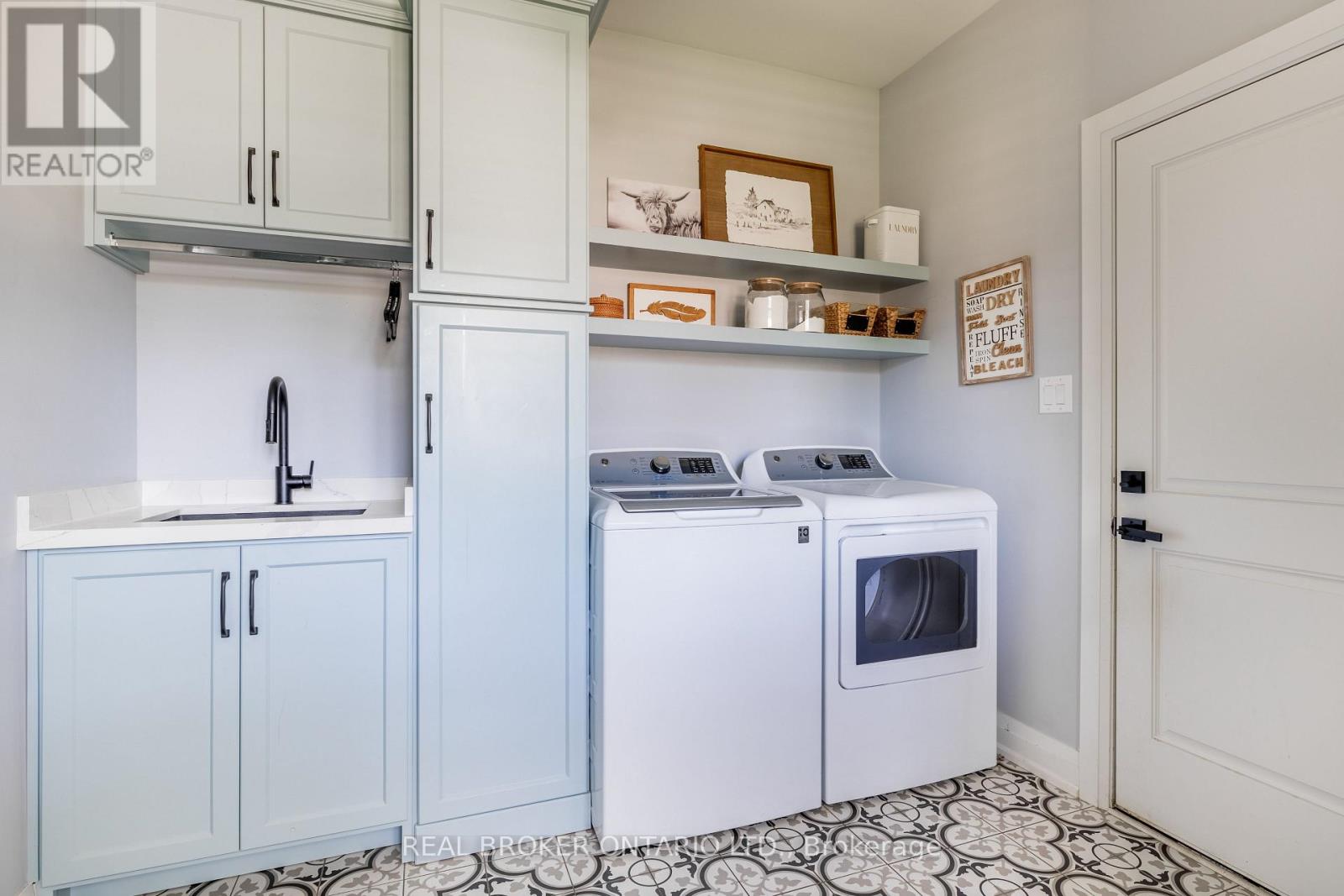 19 CHESLOCK CRESCENT - 21
