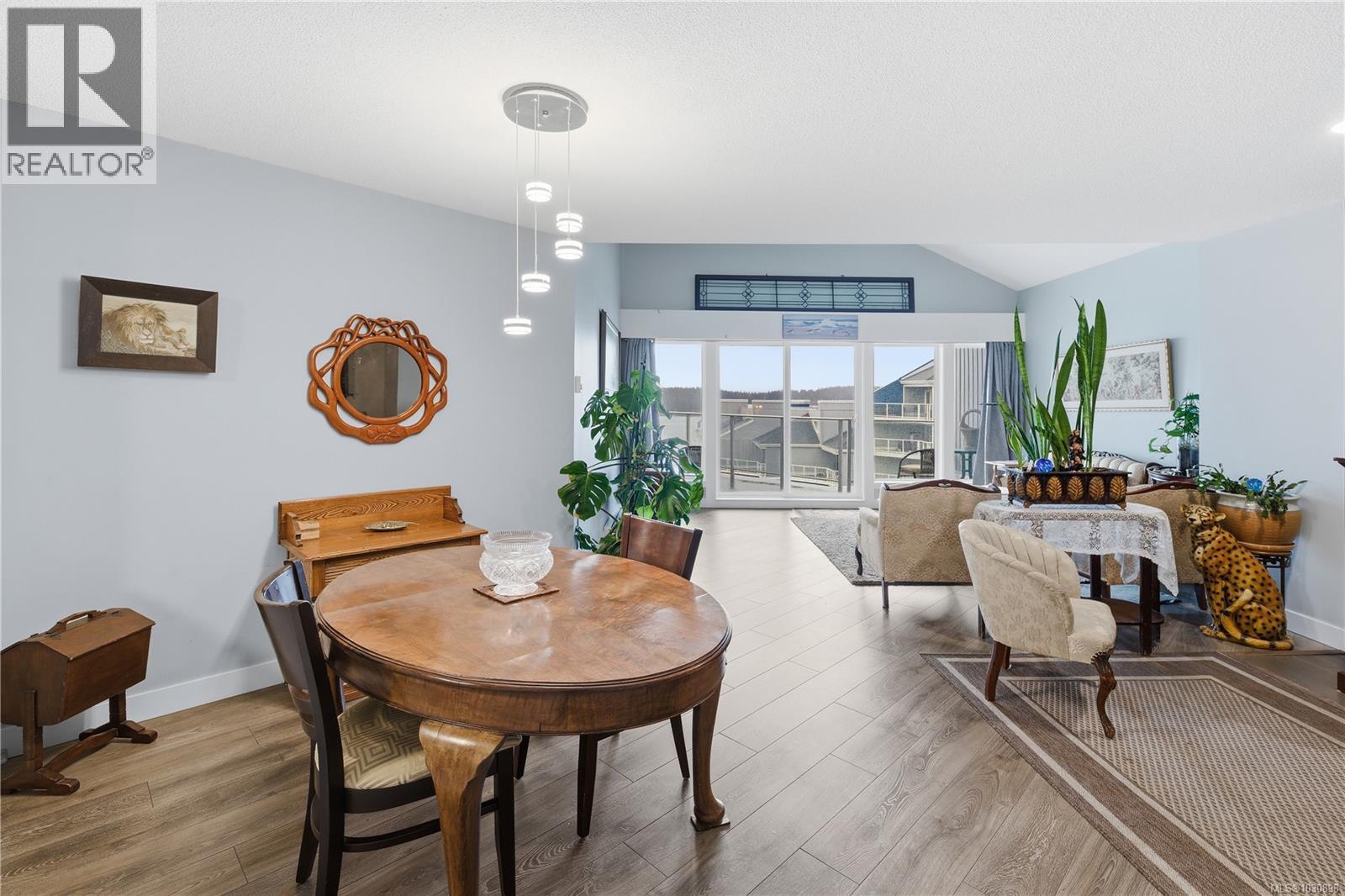 611 2562 Departure Bay Rd, Nanaimo