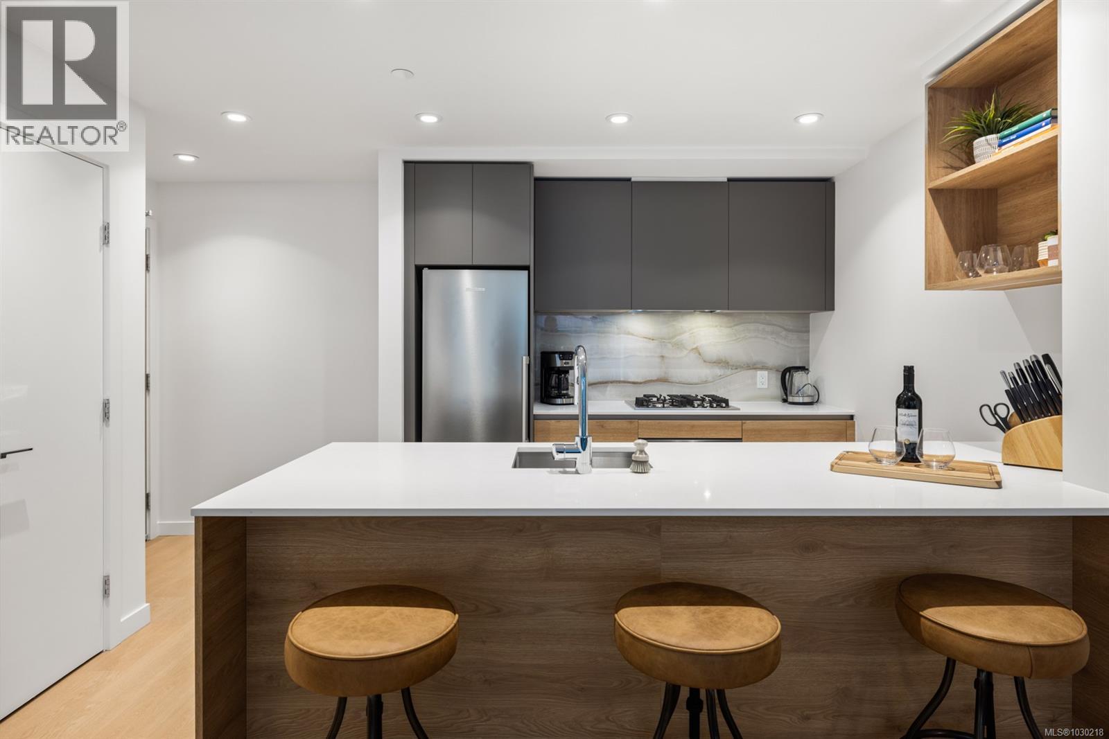 204 369 Tyee Rd, Victoria