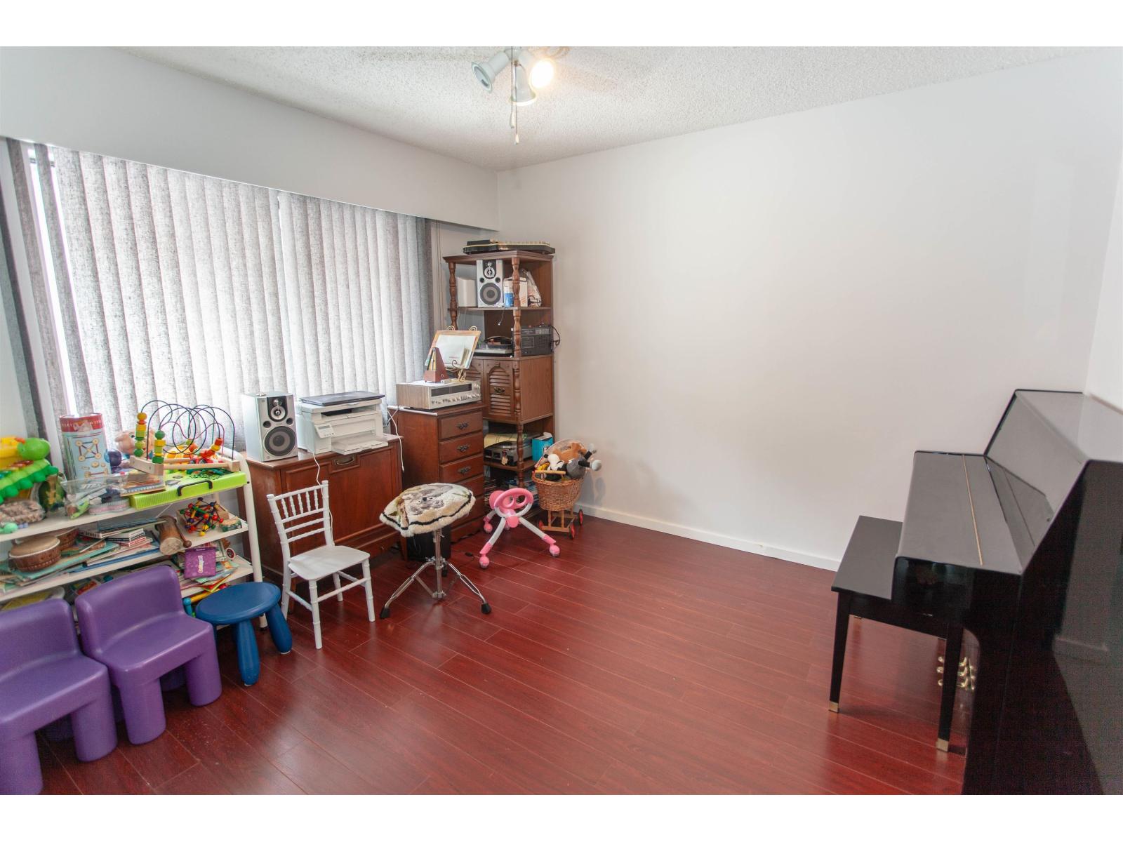 1232 FOSTER STREET, White Rock