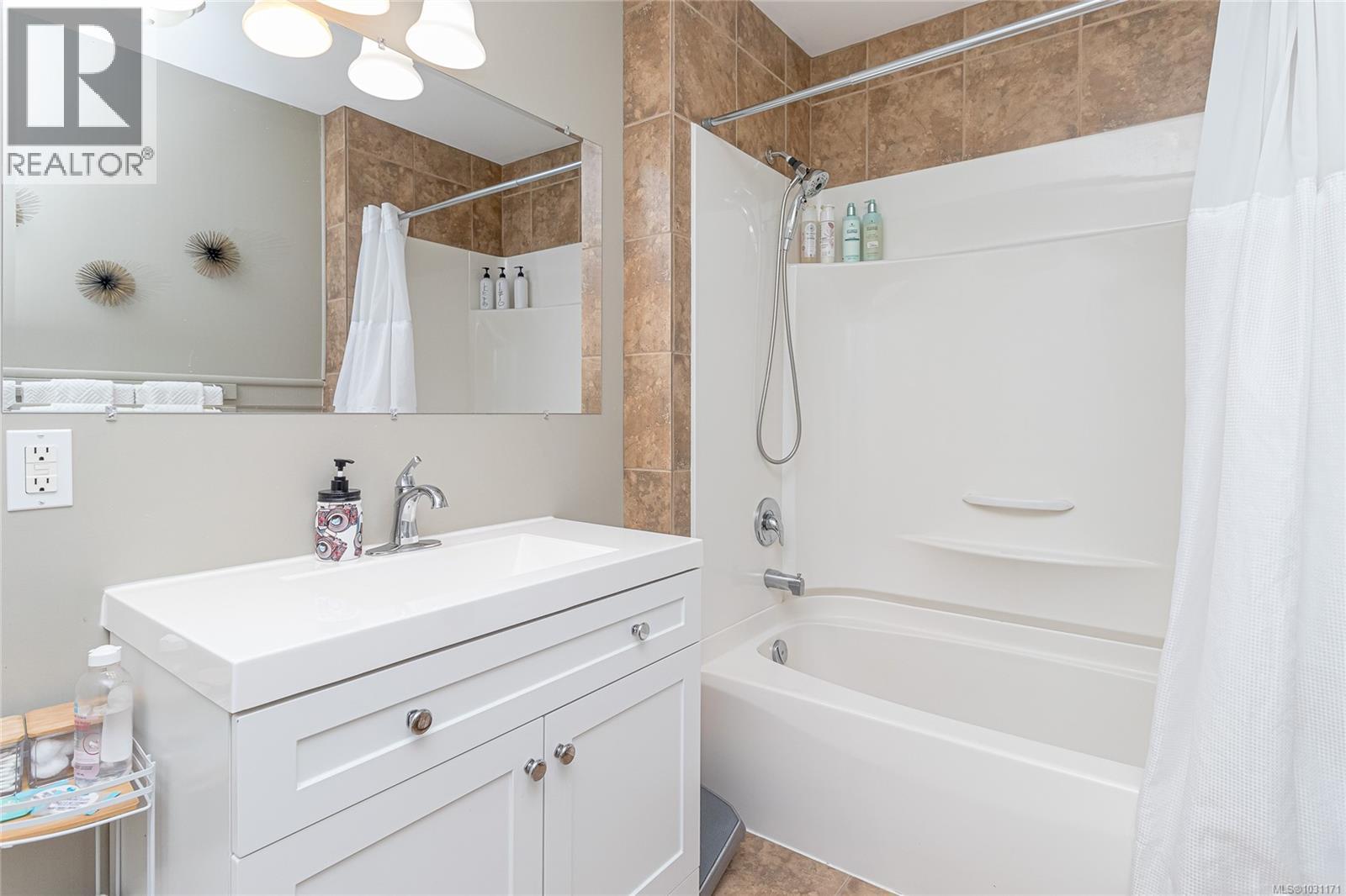 73 Cowichan Ave W, Lake Cowichan