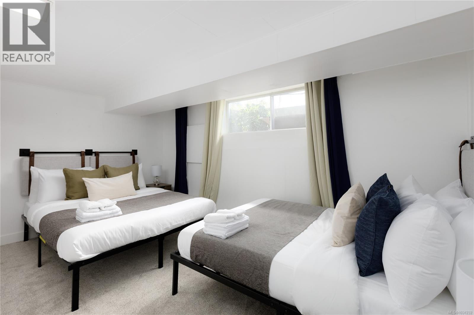 2555 DEPARTURE BAY RD - 20