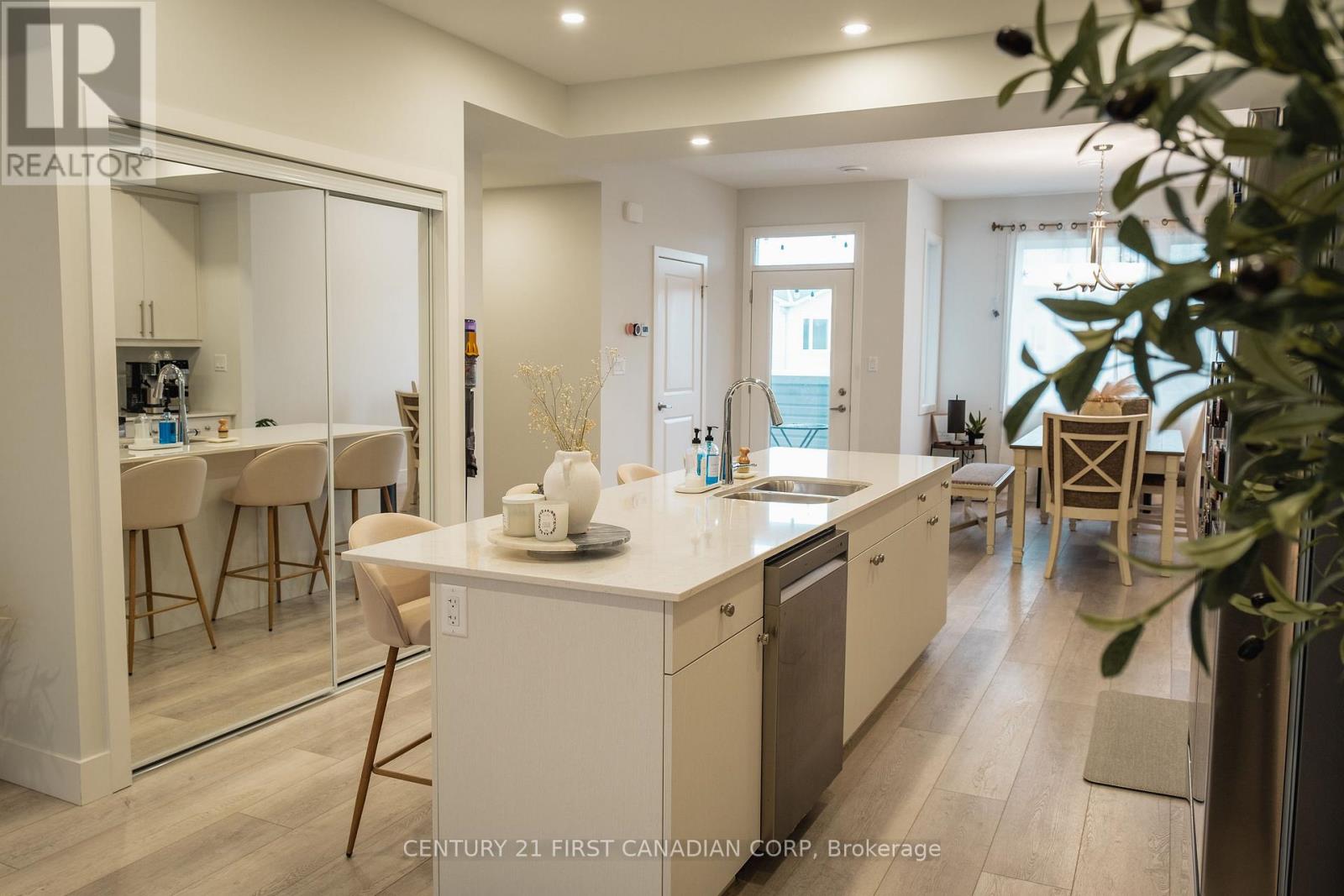 36 - 925 DEVERON CRESCENT