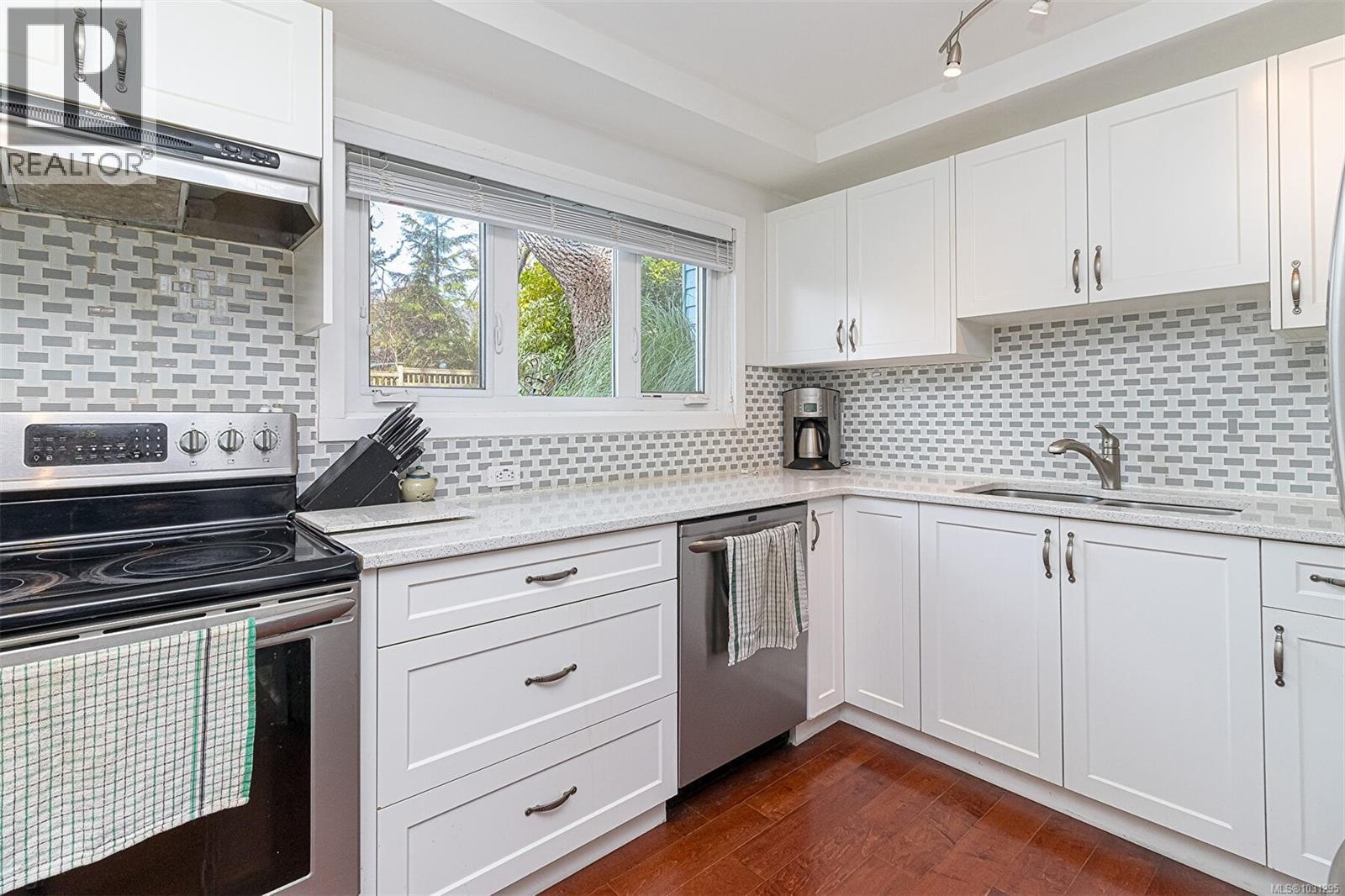 #1 801 Langham Crt - 15