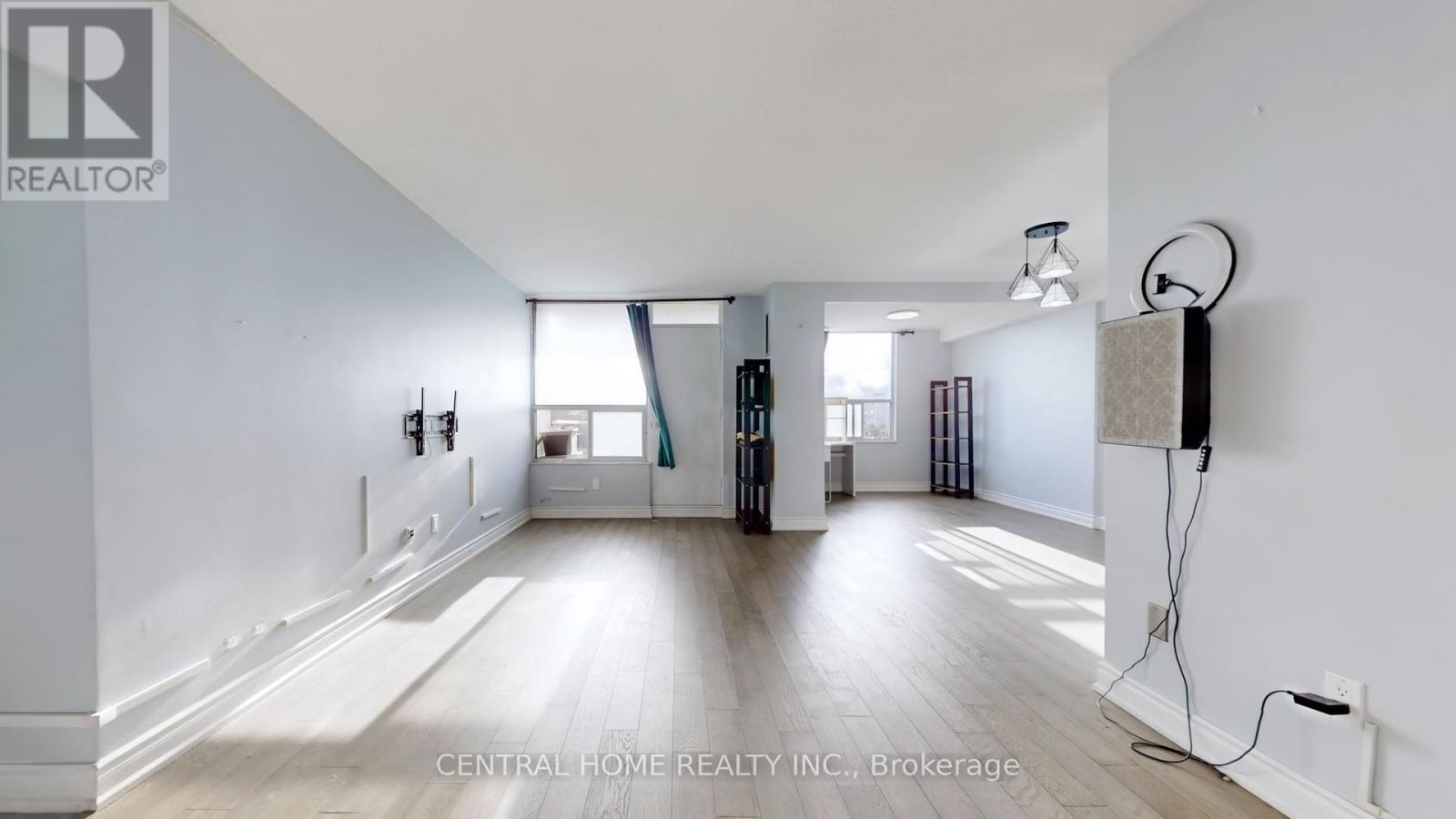 Listing photo of 715 - 5 SHADY GOLFWAY