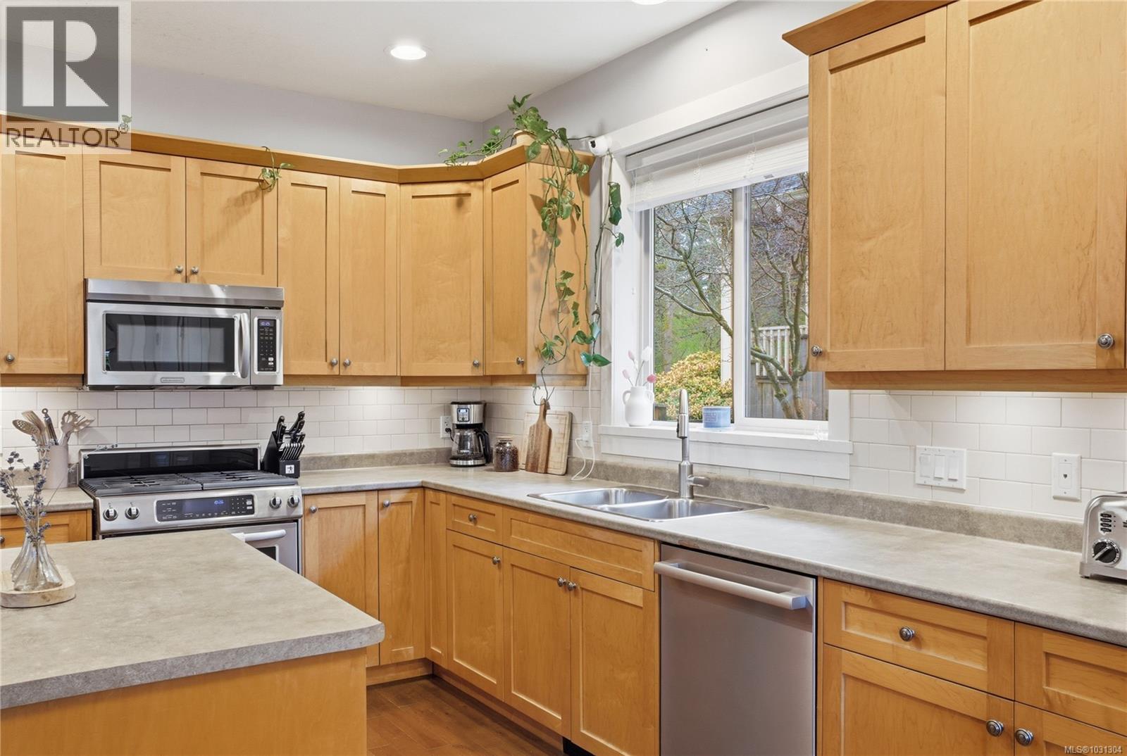 348 WESSEX LANE - 11