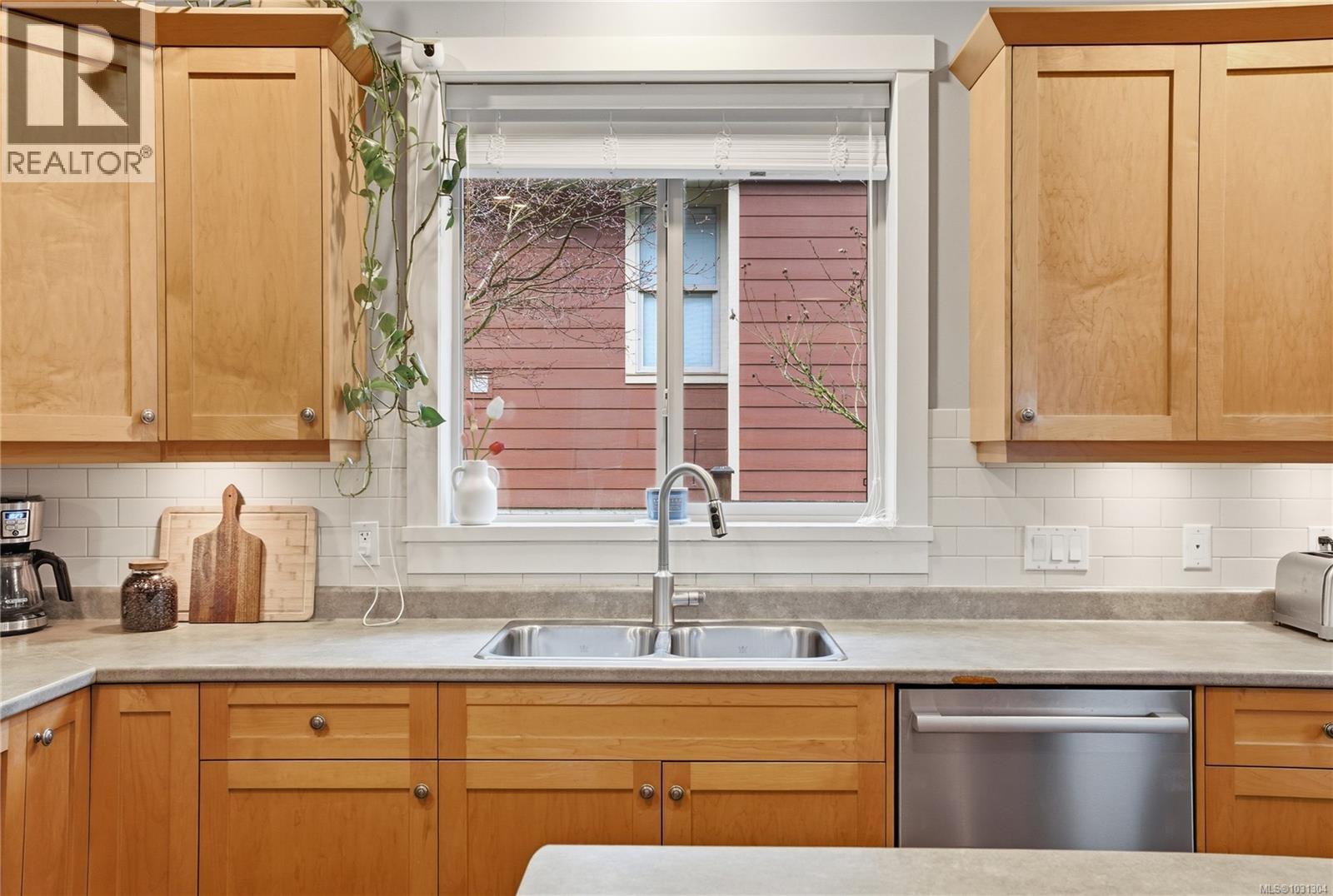 348 WESSEX LANE - 12