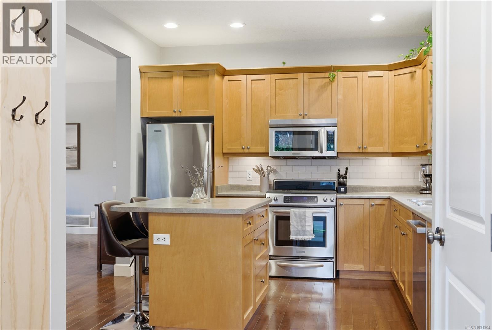 348 WESSEX LANE - 13