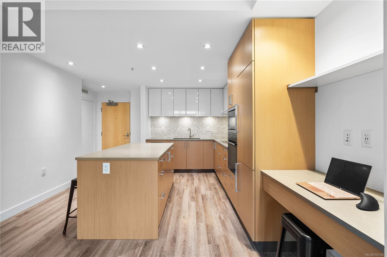 #305 838 BROUGHTON ST - 12