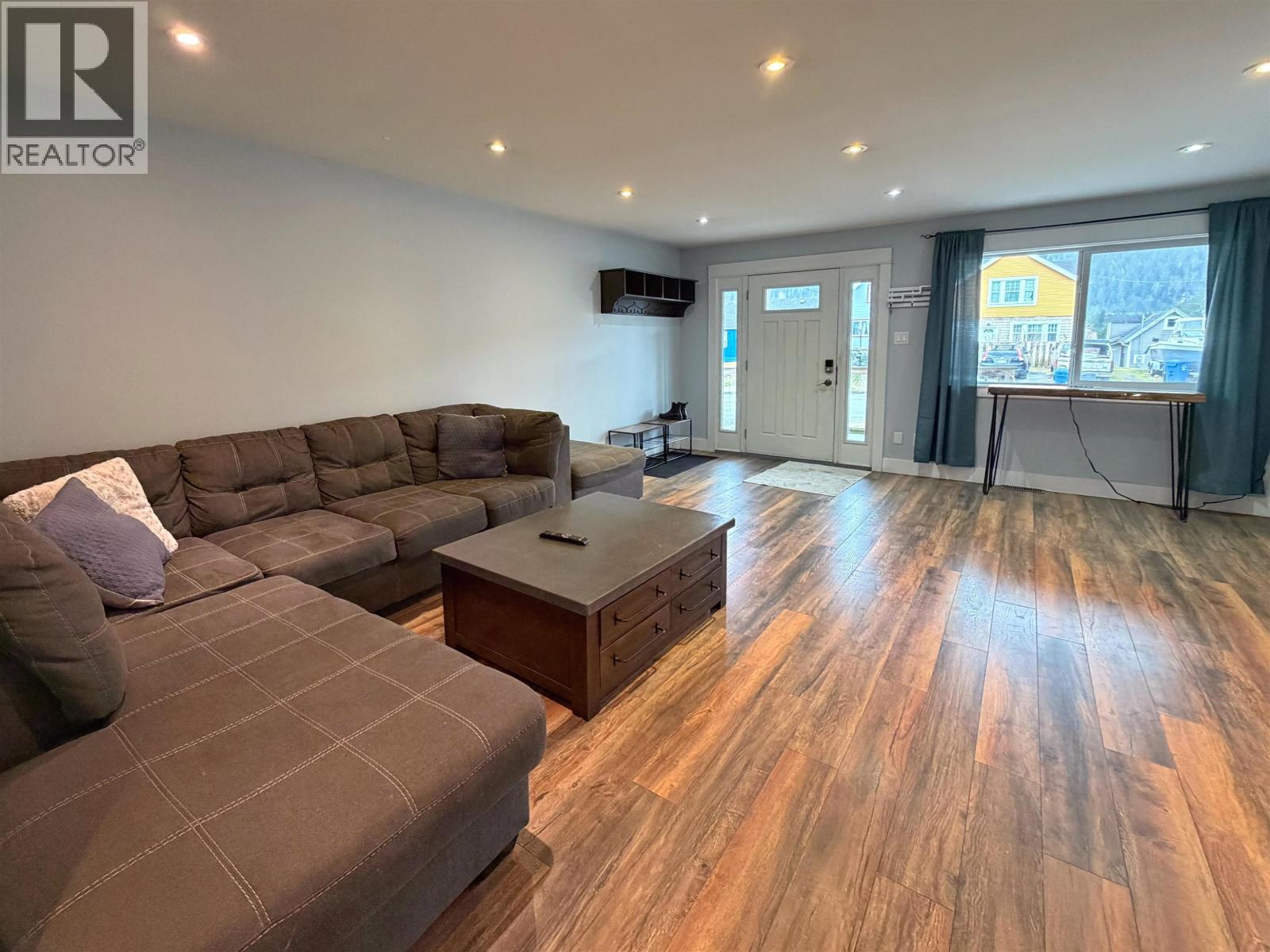 419 E 6TH AVENUE - 4