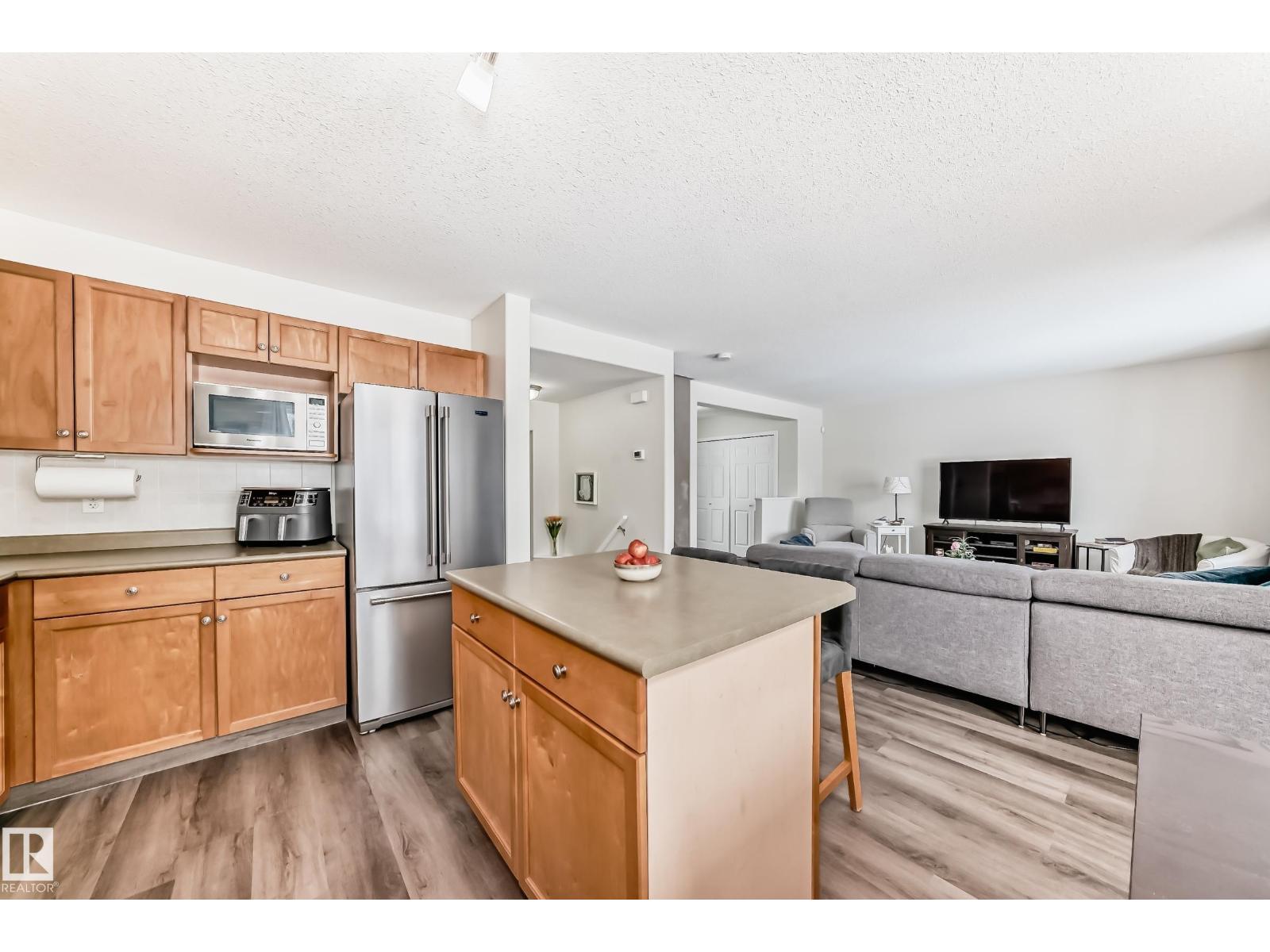 3132 33 AV NW, Edmonton