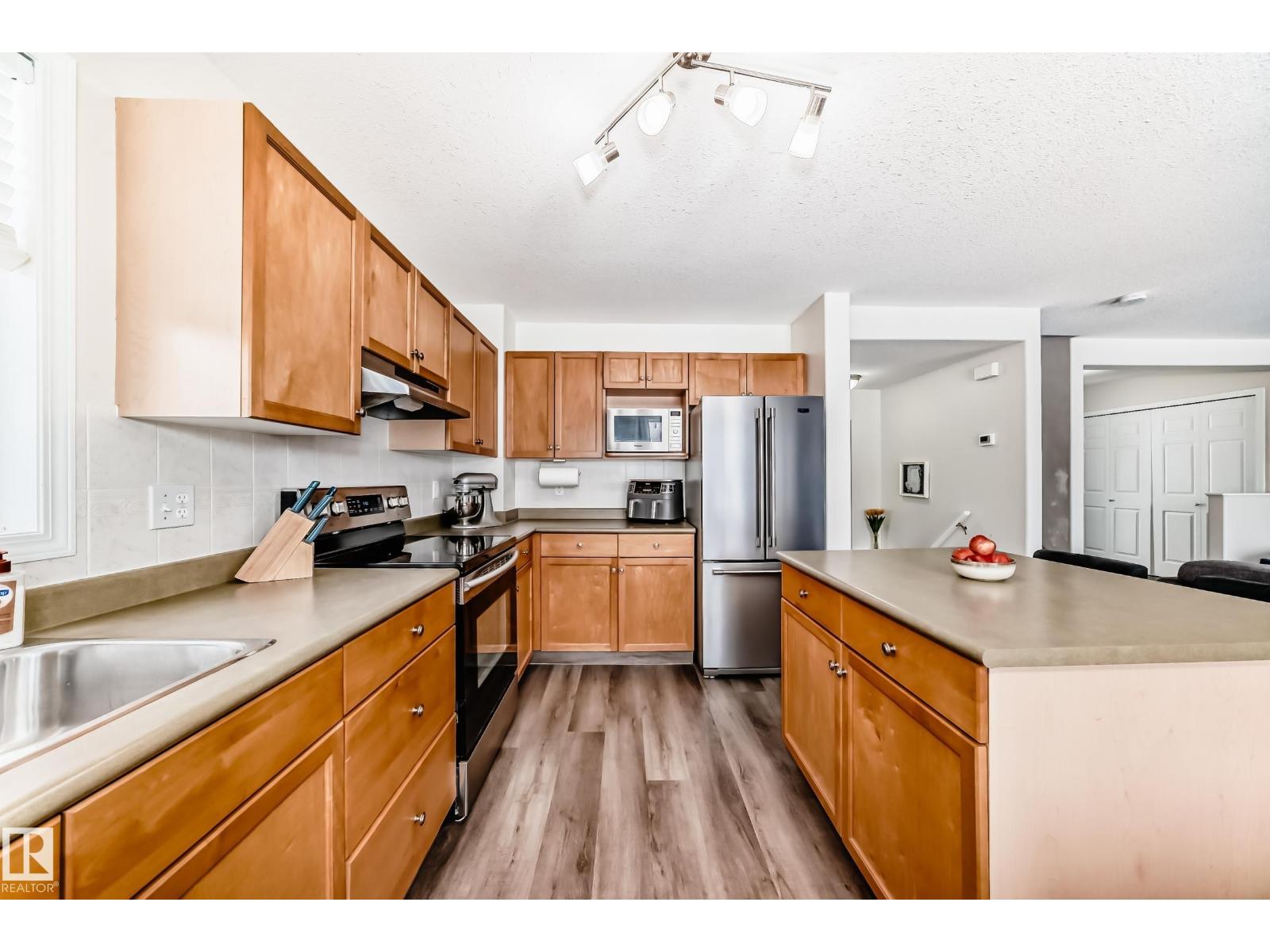 3132 33 AV NW, Edmonton