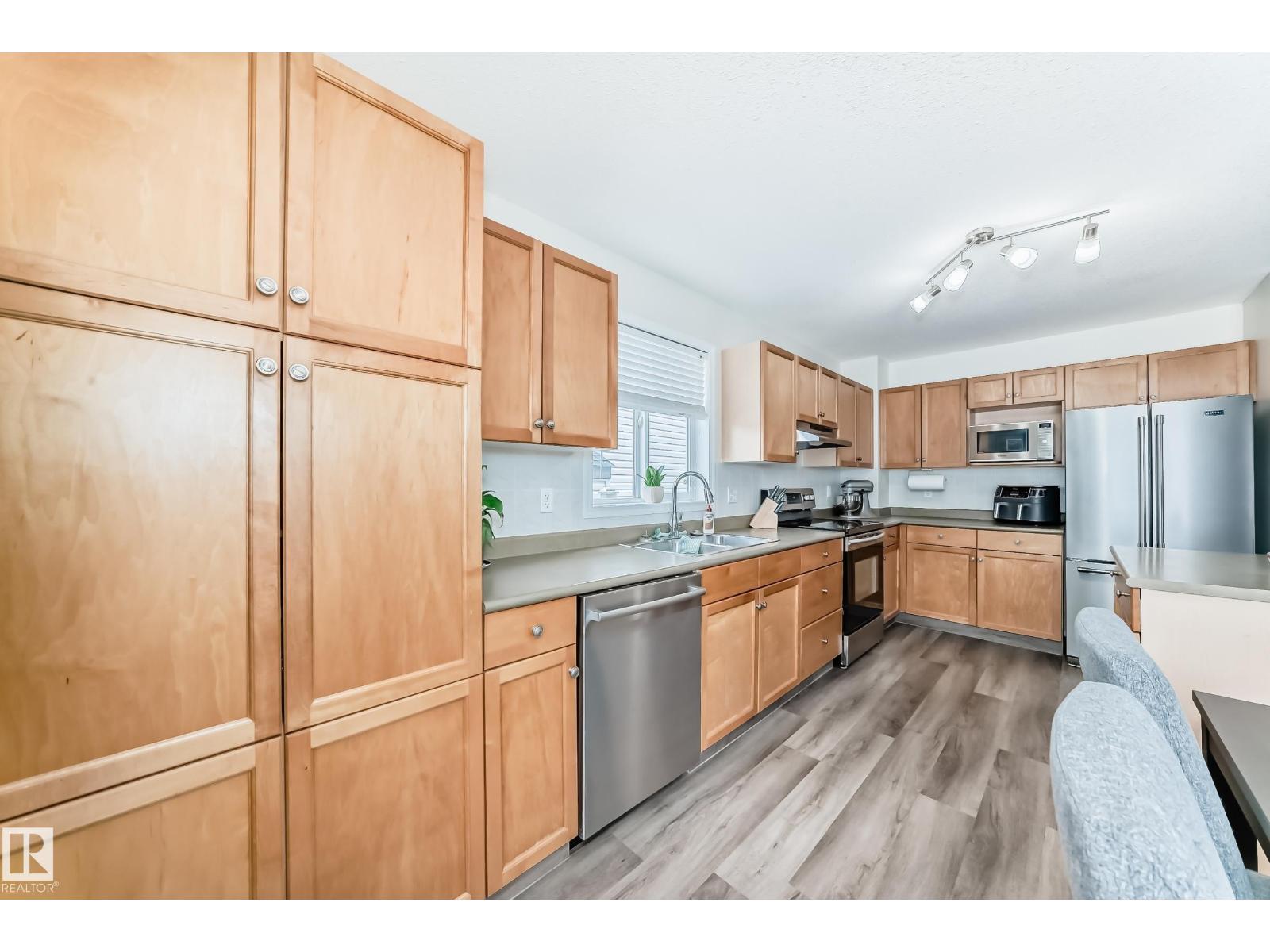 3132 33 AV NW, Edmonton