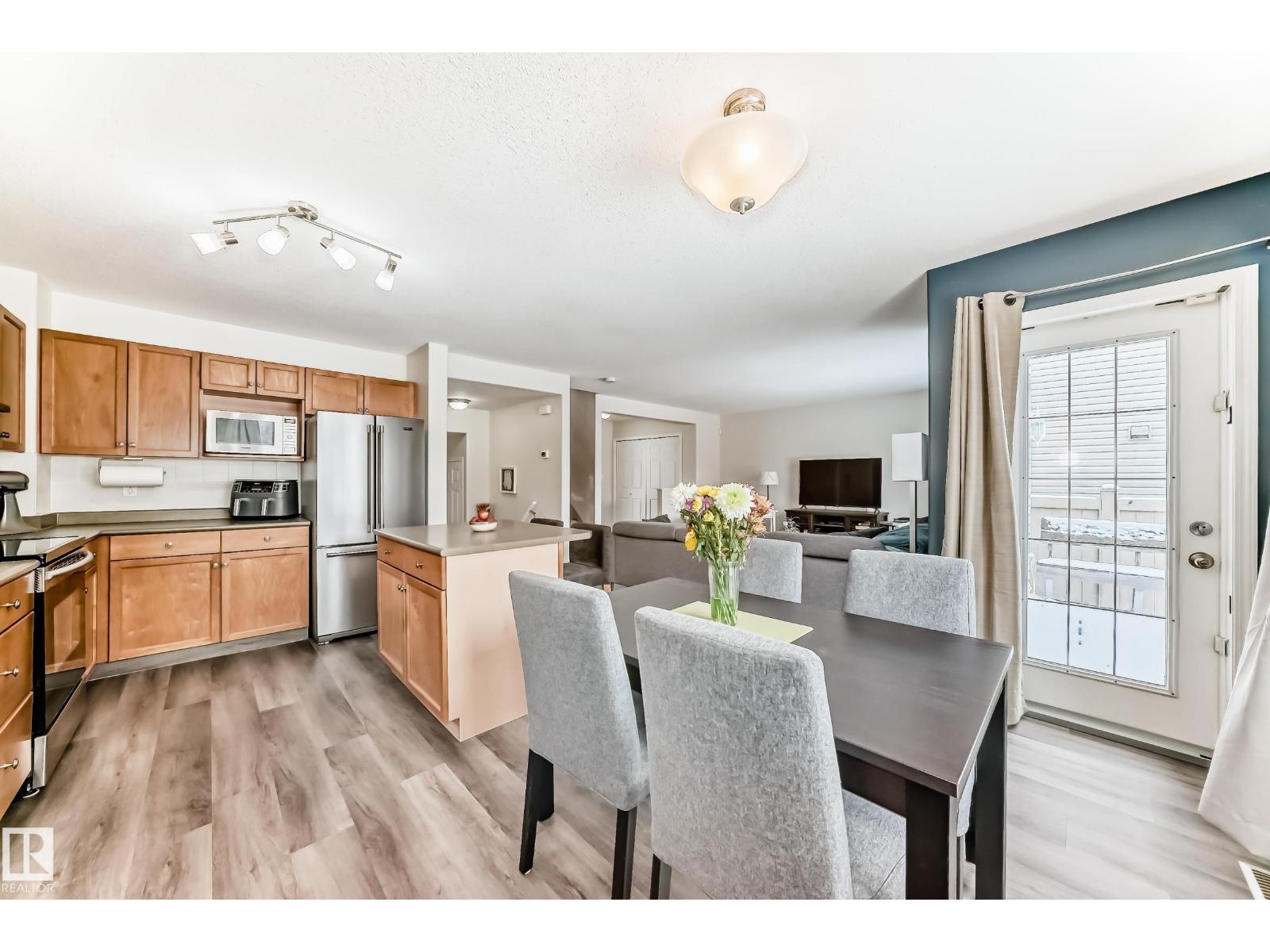 3132 33 AV NW, Edmonton