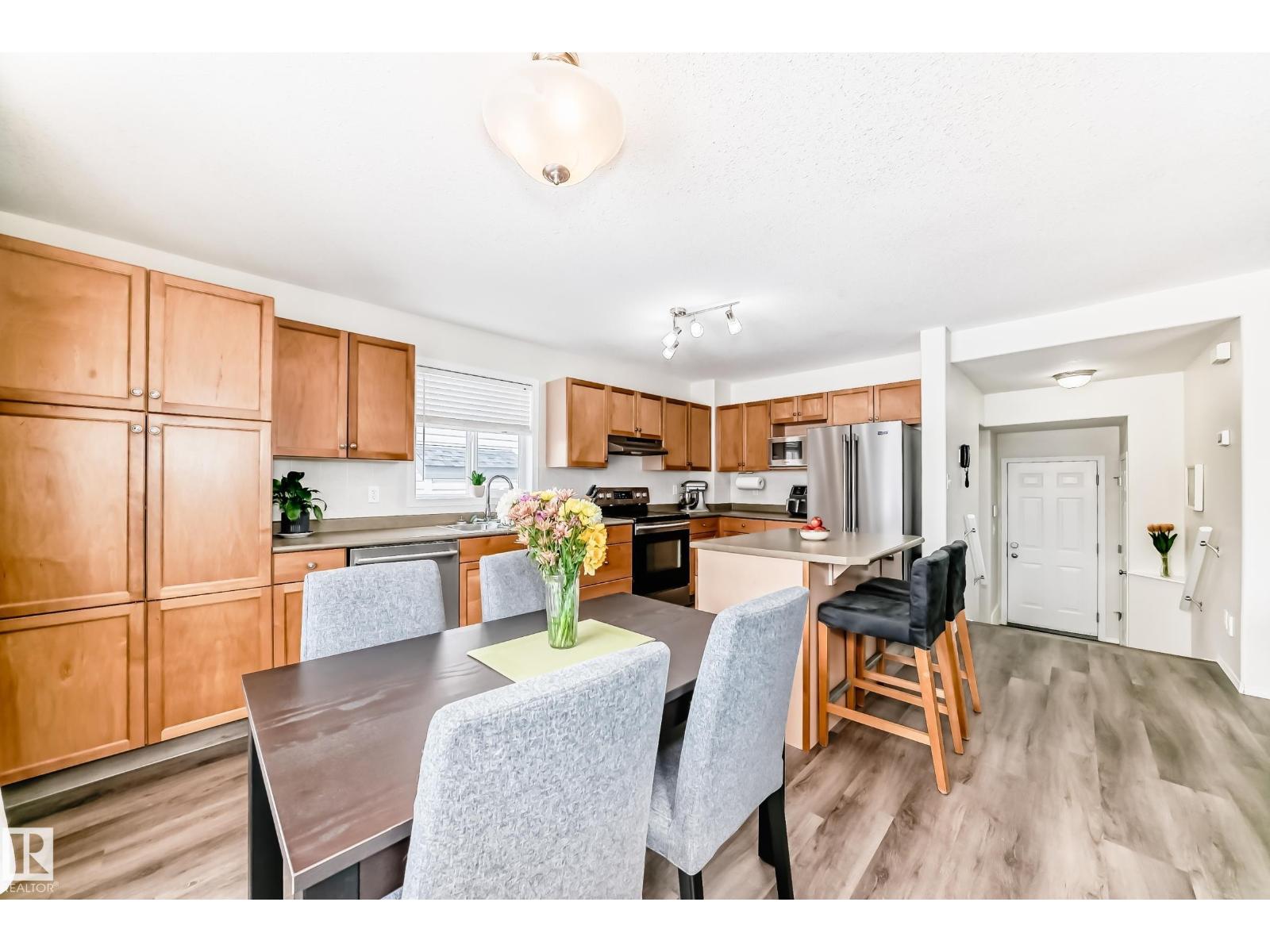 3132 33 AV NW, Edmonton
