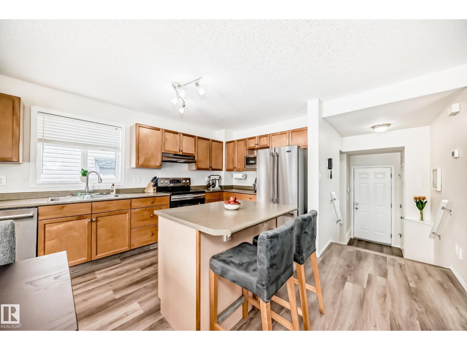 3132 33 AV NW, Edmonton