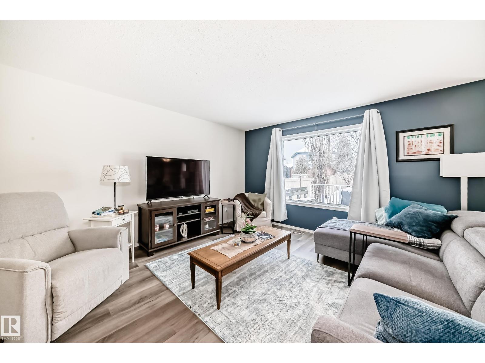 3132 33 AV NW, Edmonton