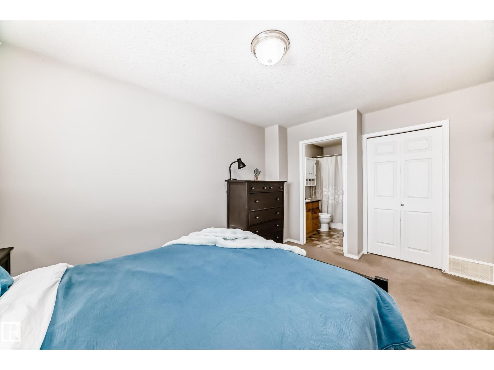 3132 33 AV NW, Edmonton