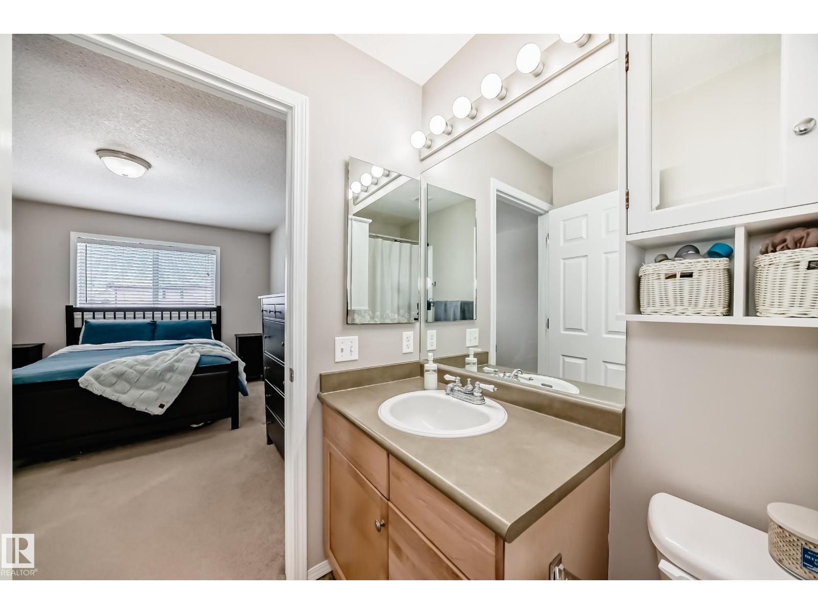 3132 33 AV NW, Edmonton