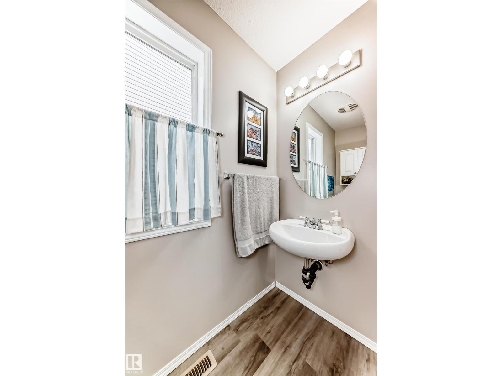 3132 33 AV NW, Edmonton