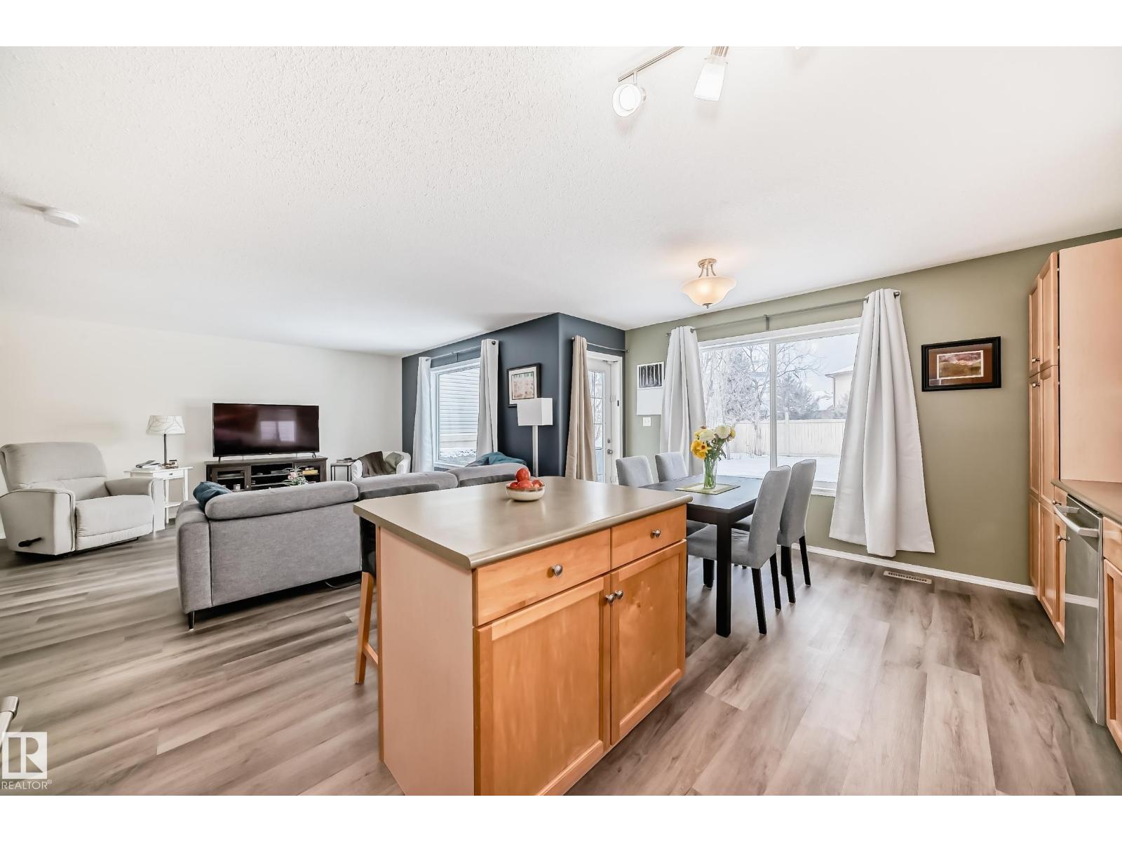 3132 33 AV NW, Edmonton