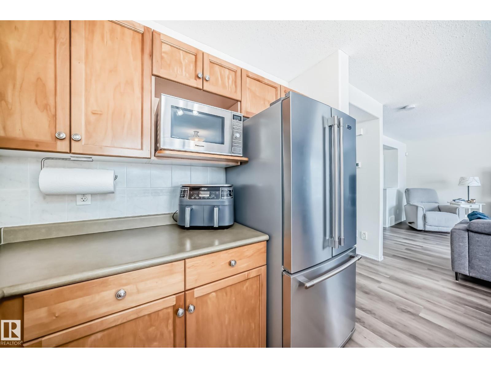 3132 33 AV NW, Edmonton