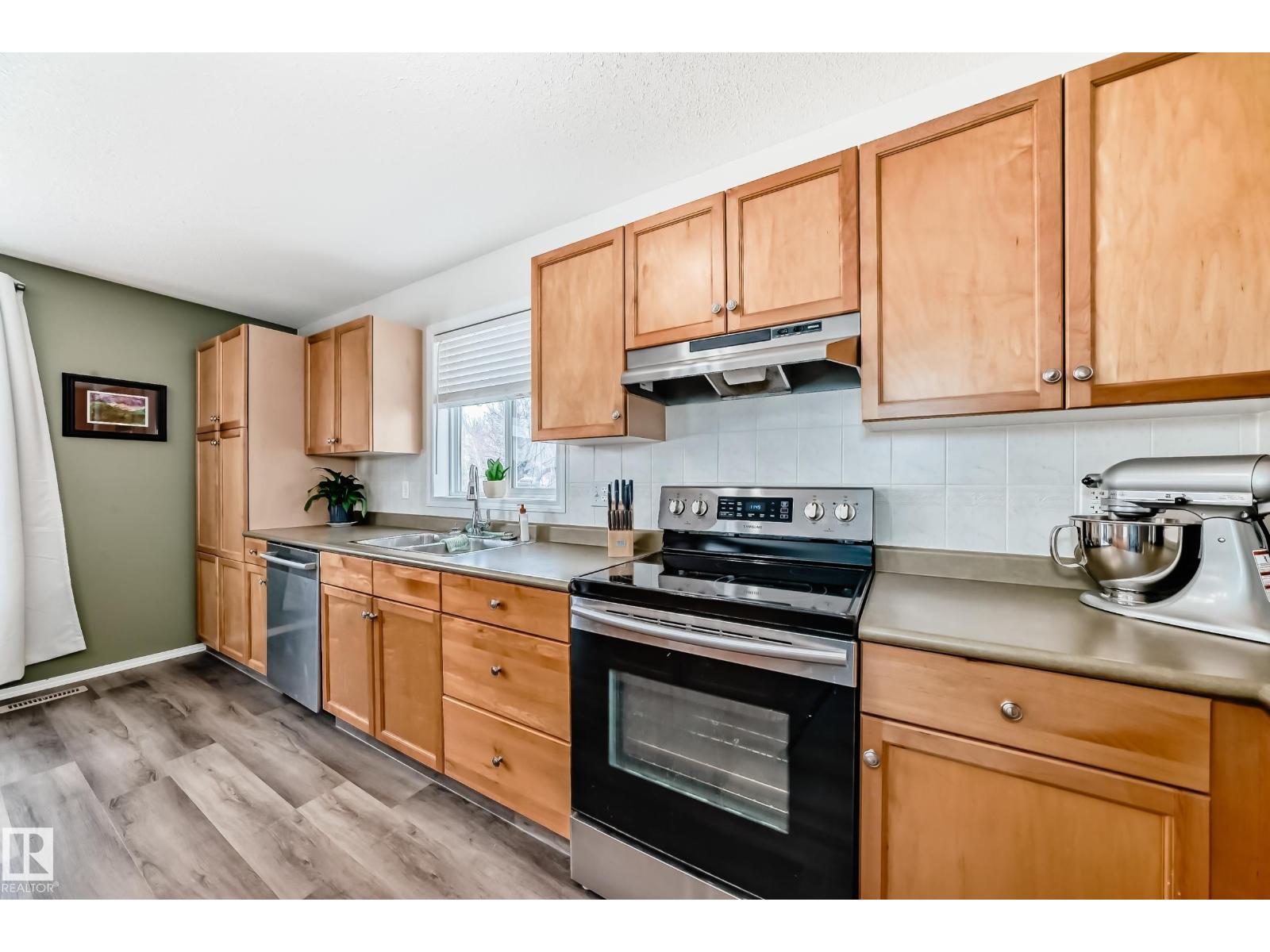 3132 33 AV NW, Edmonton